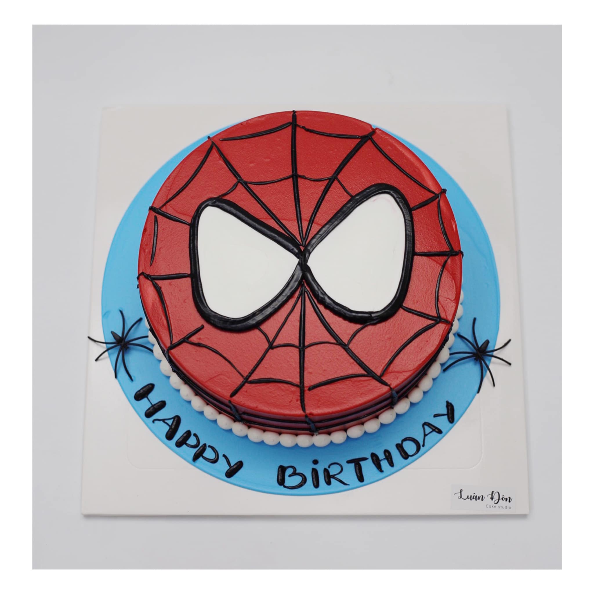 Bánh kem mặt nạ Spider-Man đỏ rực rỡ