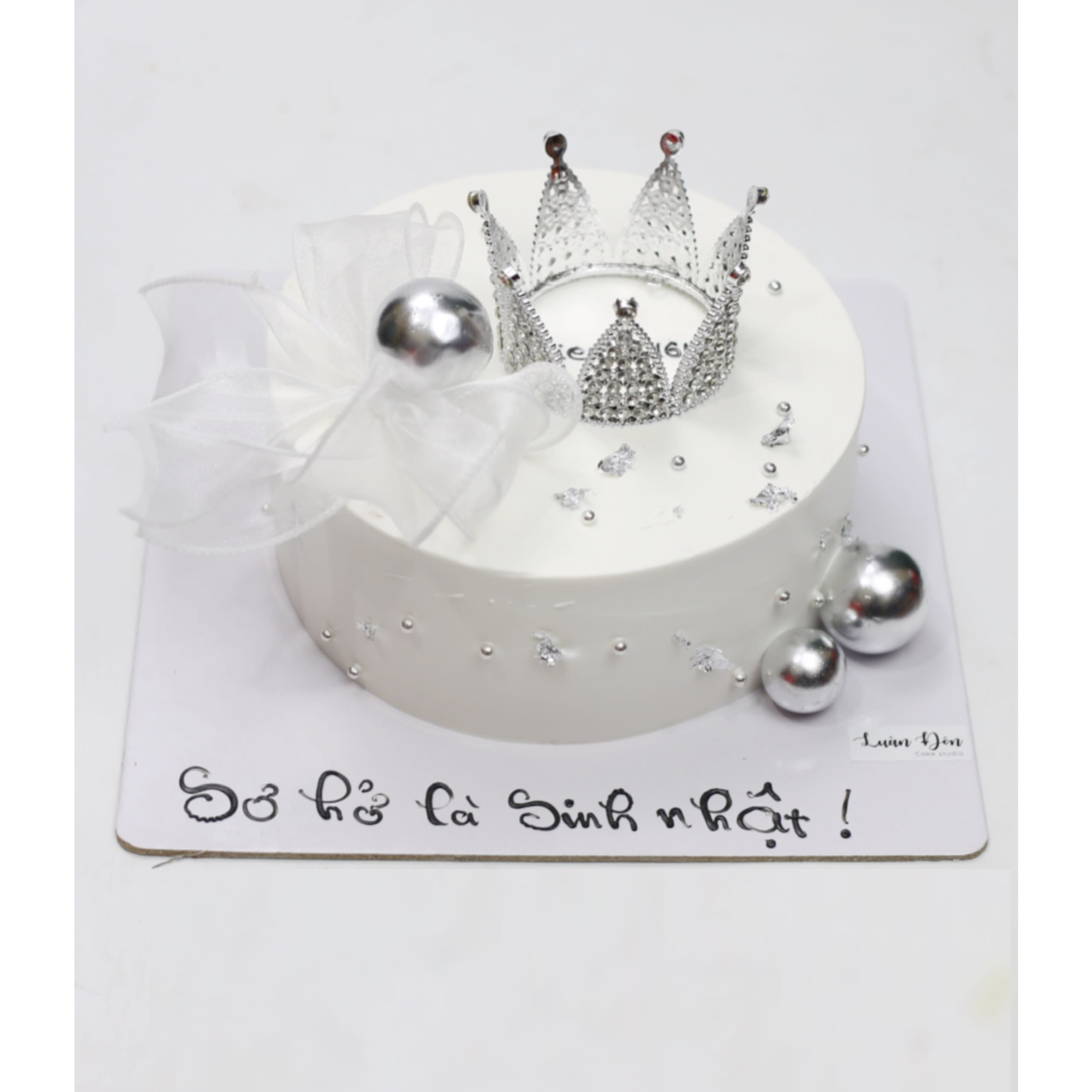 Bánh kem vương miện sang trọng tặng bạn gái