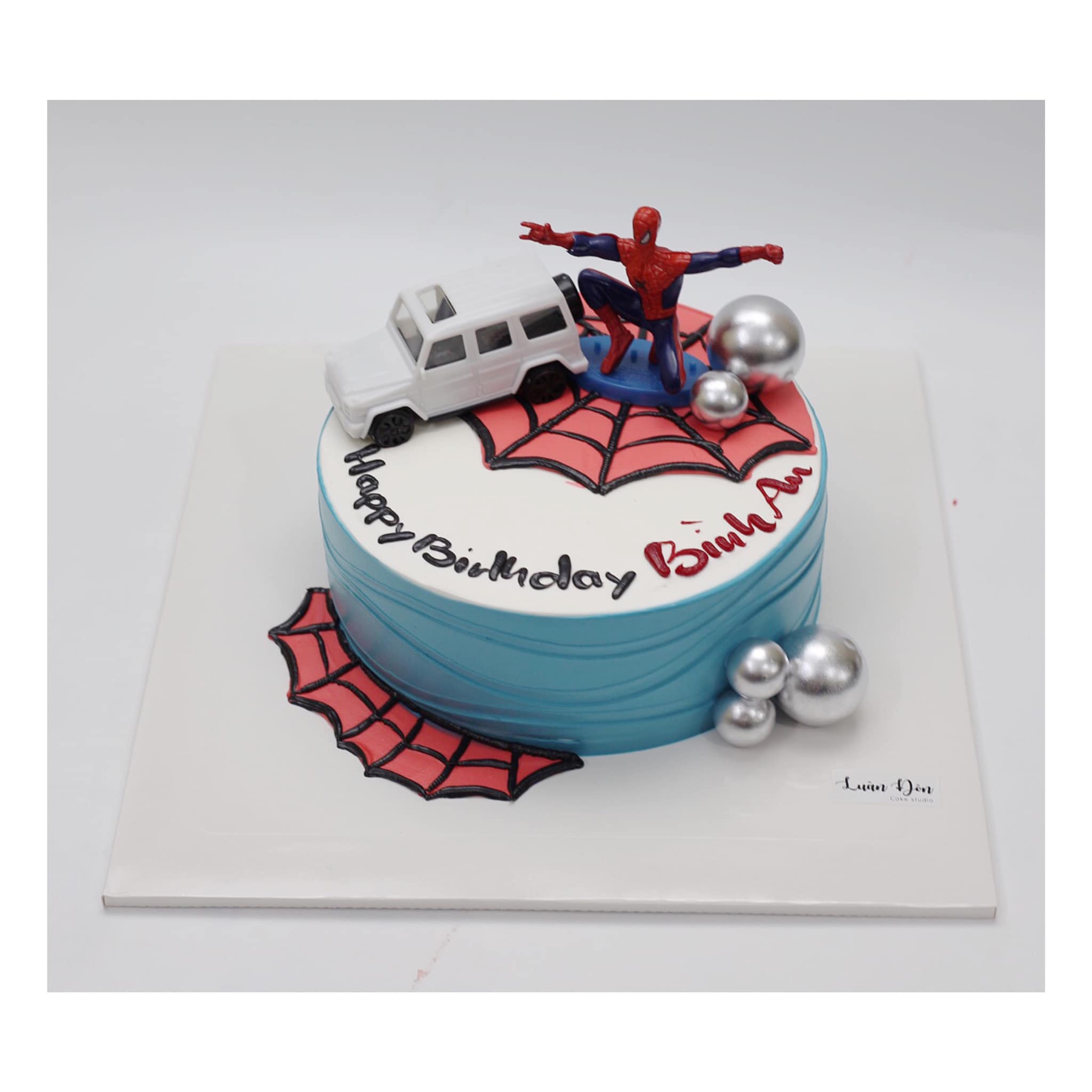Bánh kem Spider-Man và xe hơi trắng