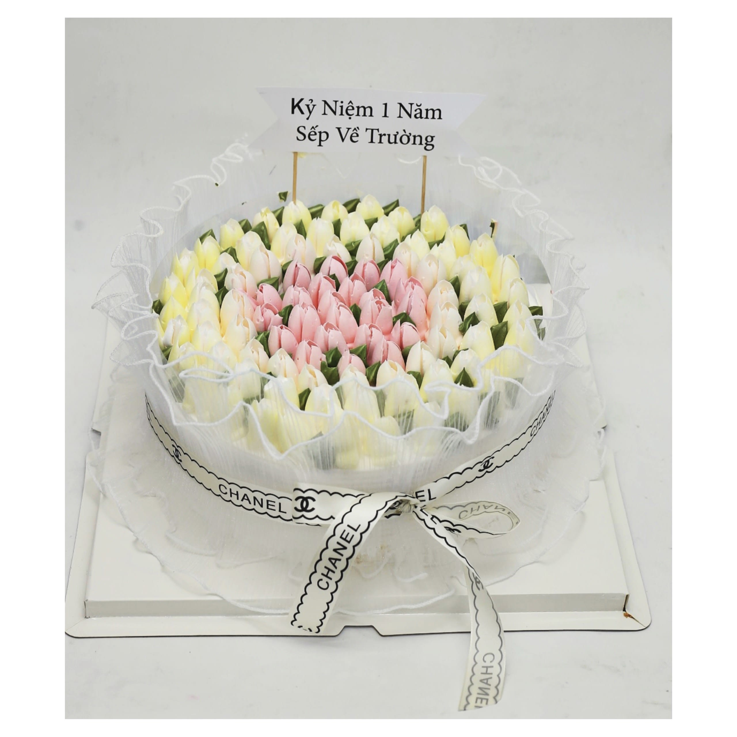 Bánh kem trang trí hoa tulip vàng phối hồng