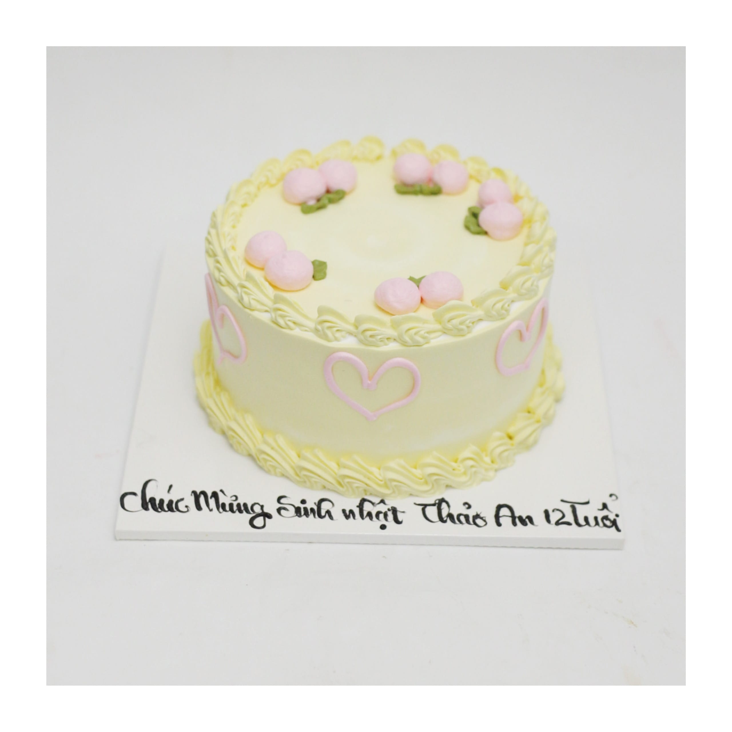 Bánh kem vàng pastel trái tim ngọt ngào