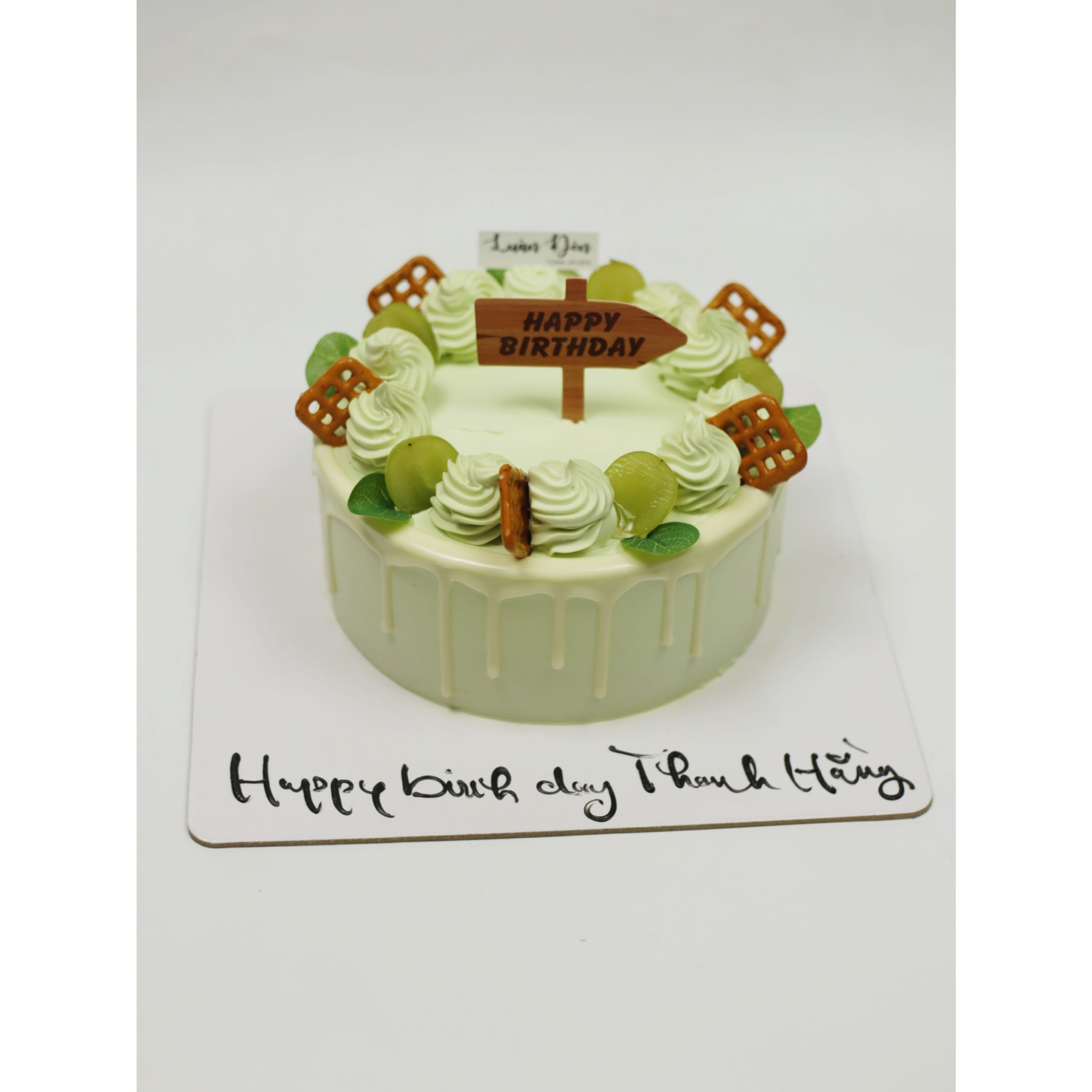 Bánh kem màu xanh pastel tươi mát nhẹ nhàng