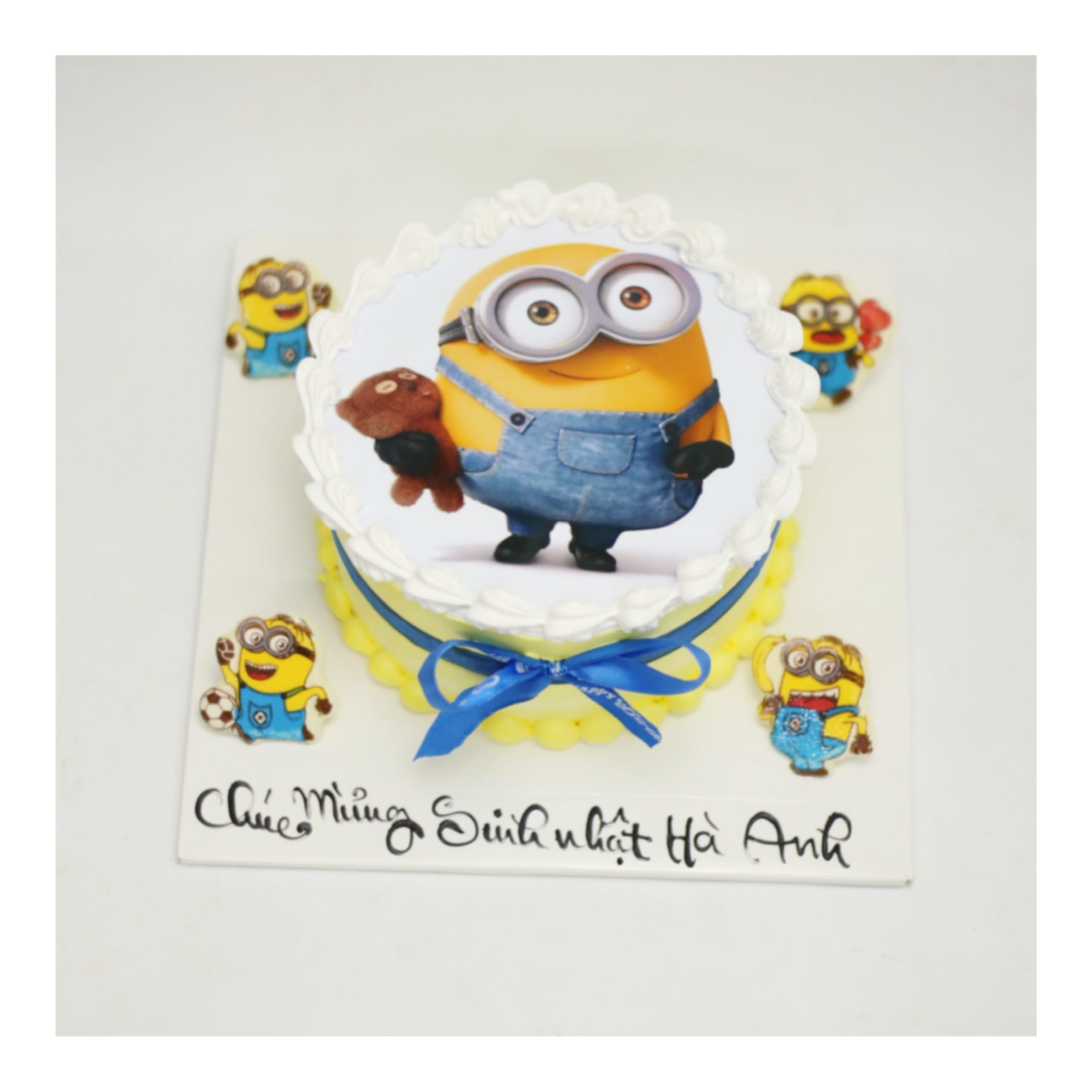 Bánh kem in hình Minion vui nhộn màu vàng