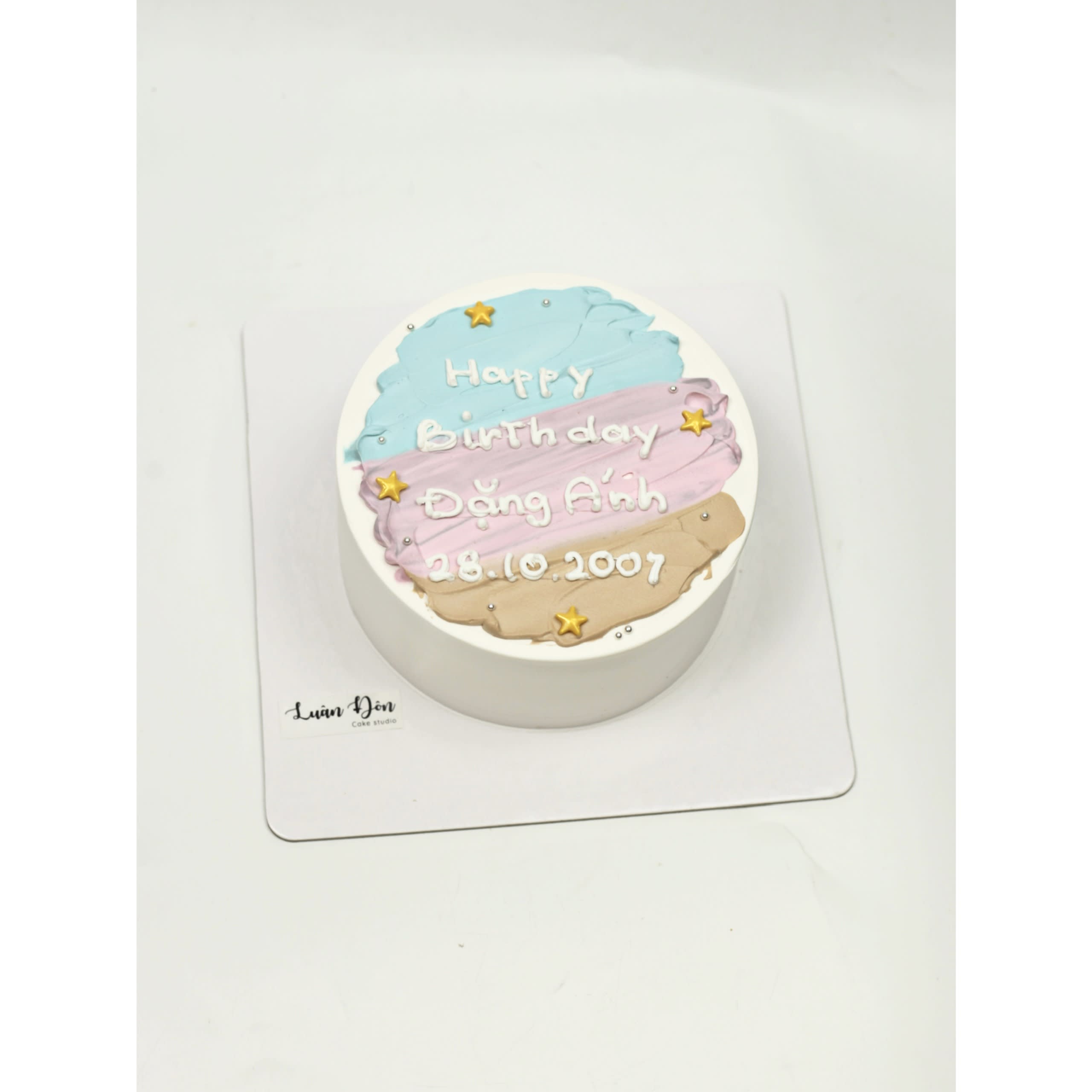 Bánh kem phong cách tối giản màu pastel