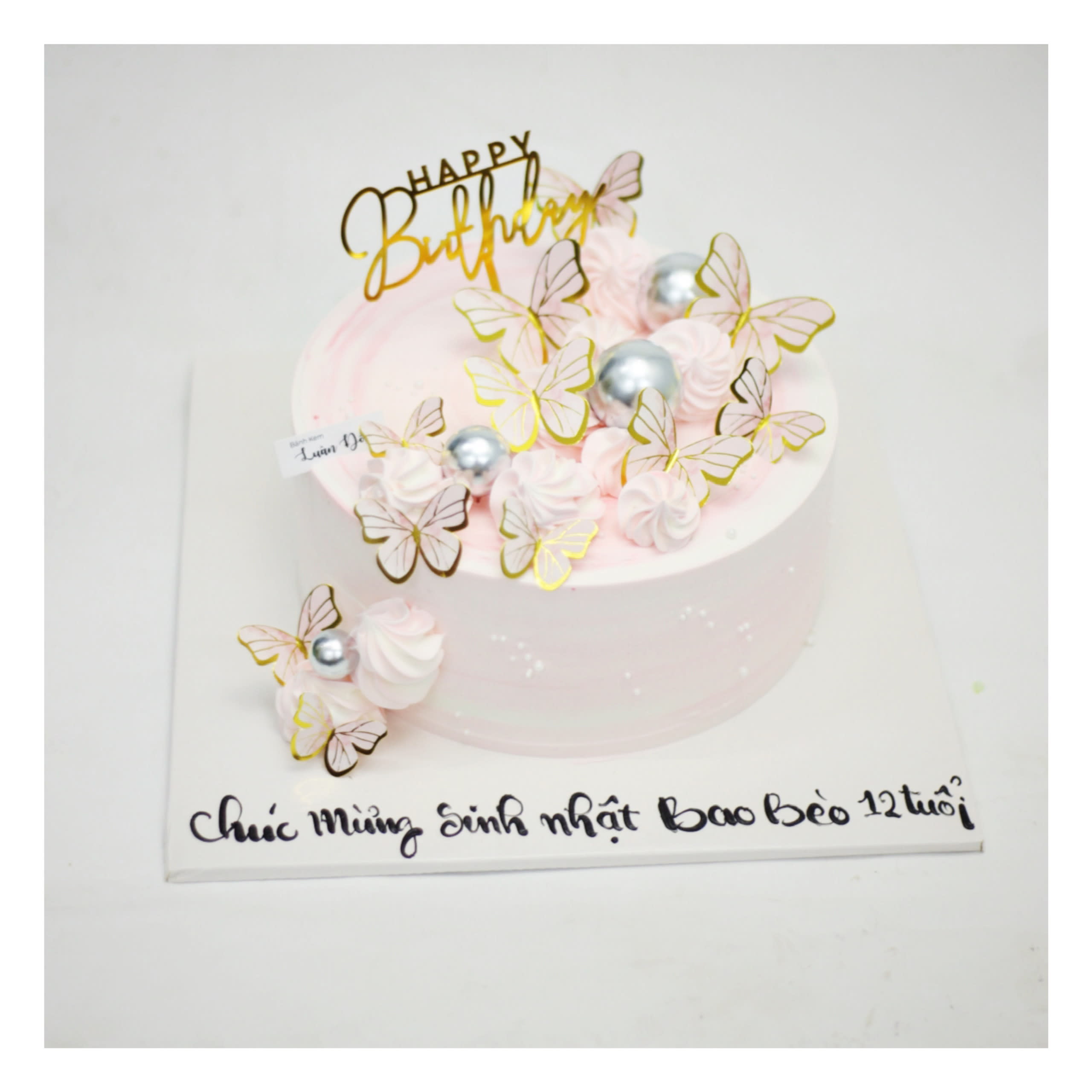 Bánh kem màu hồng trang trí cánh bướm