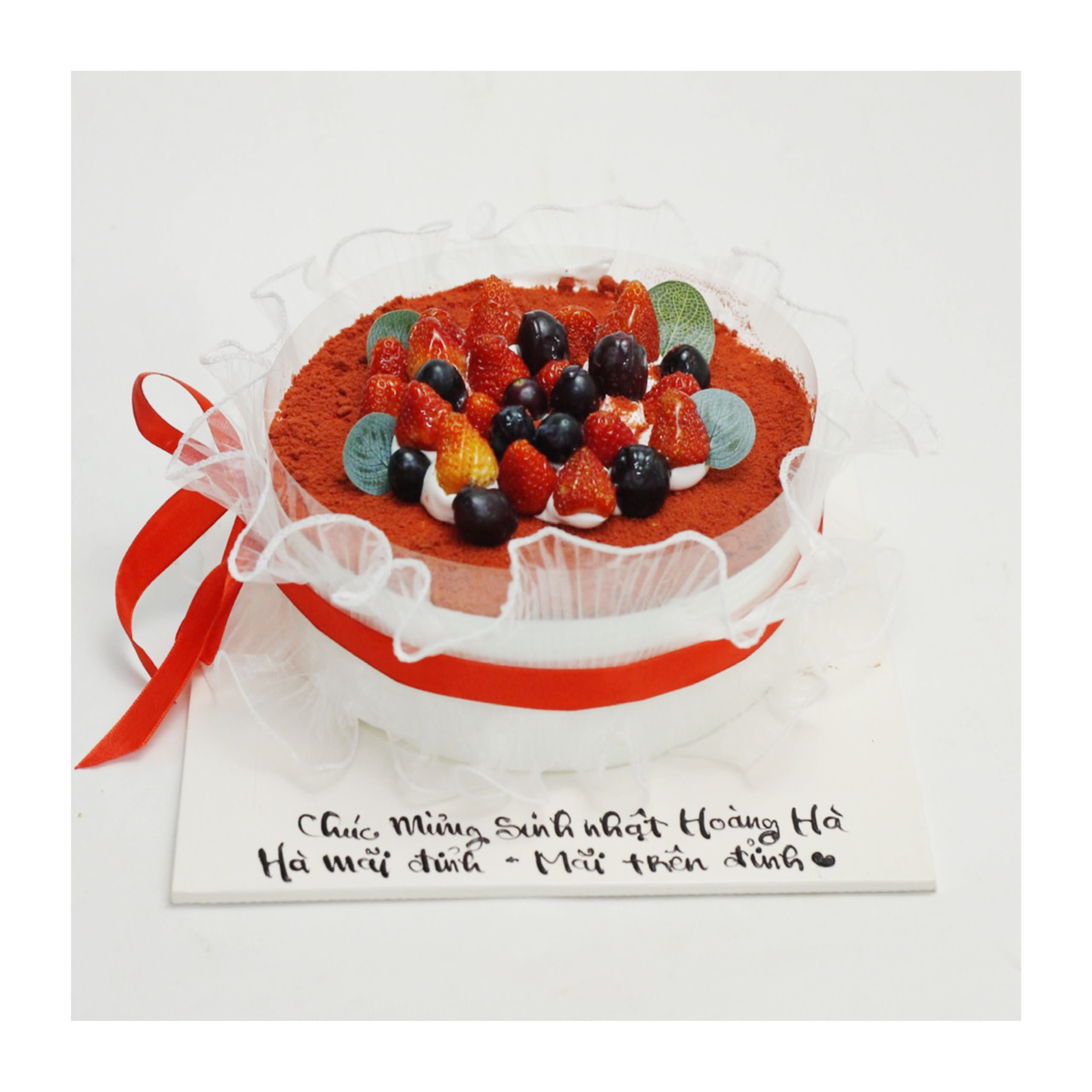 Bánh kem Red Velvet phủ dâu tây tươi