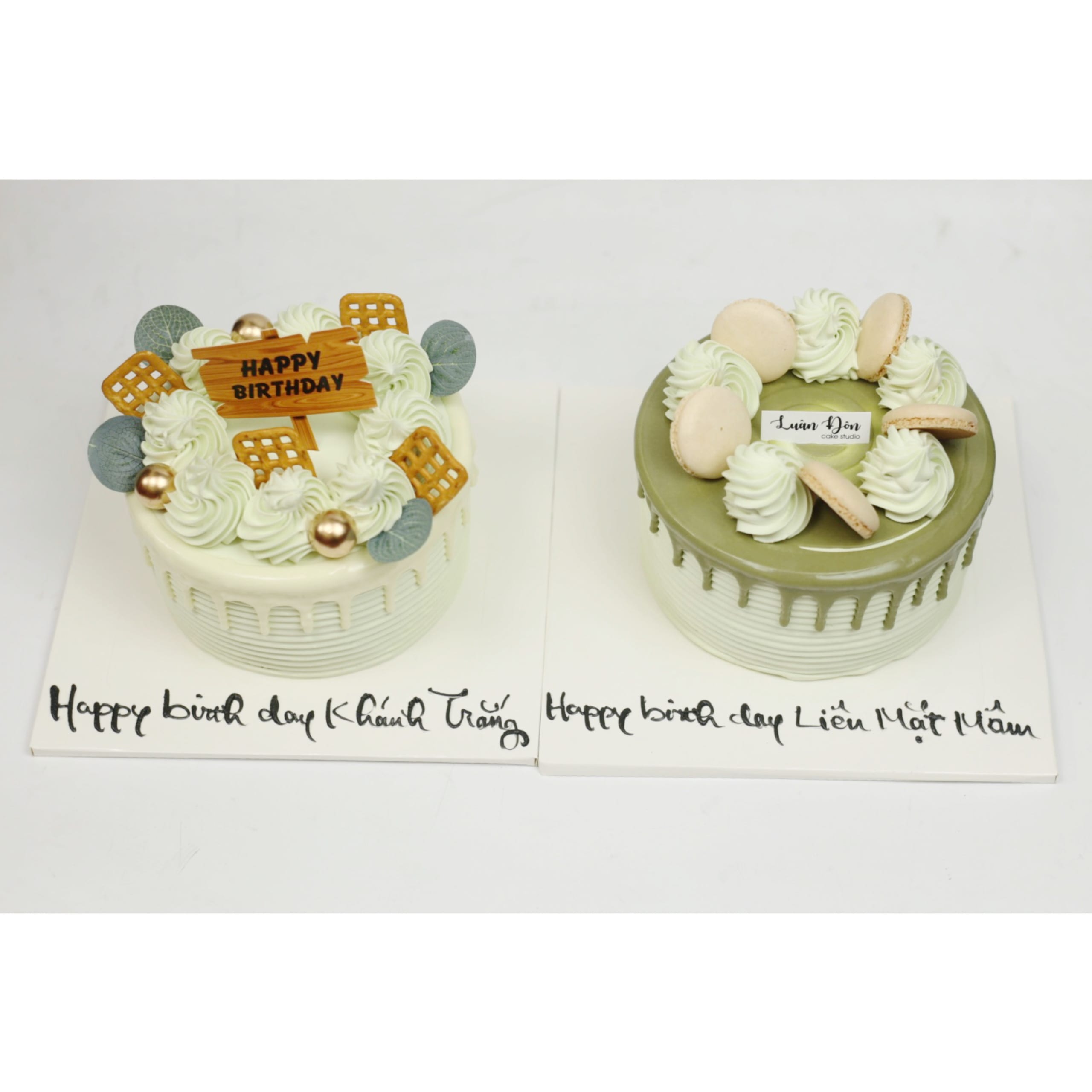 Bánh kem màu xanh pastel phong cách tối giản