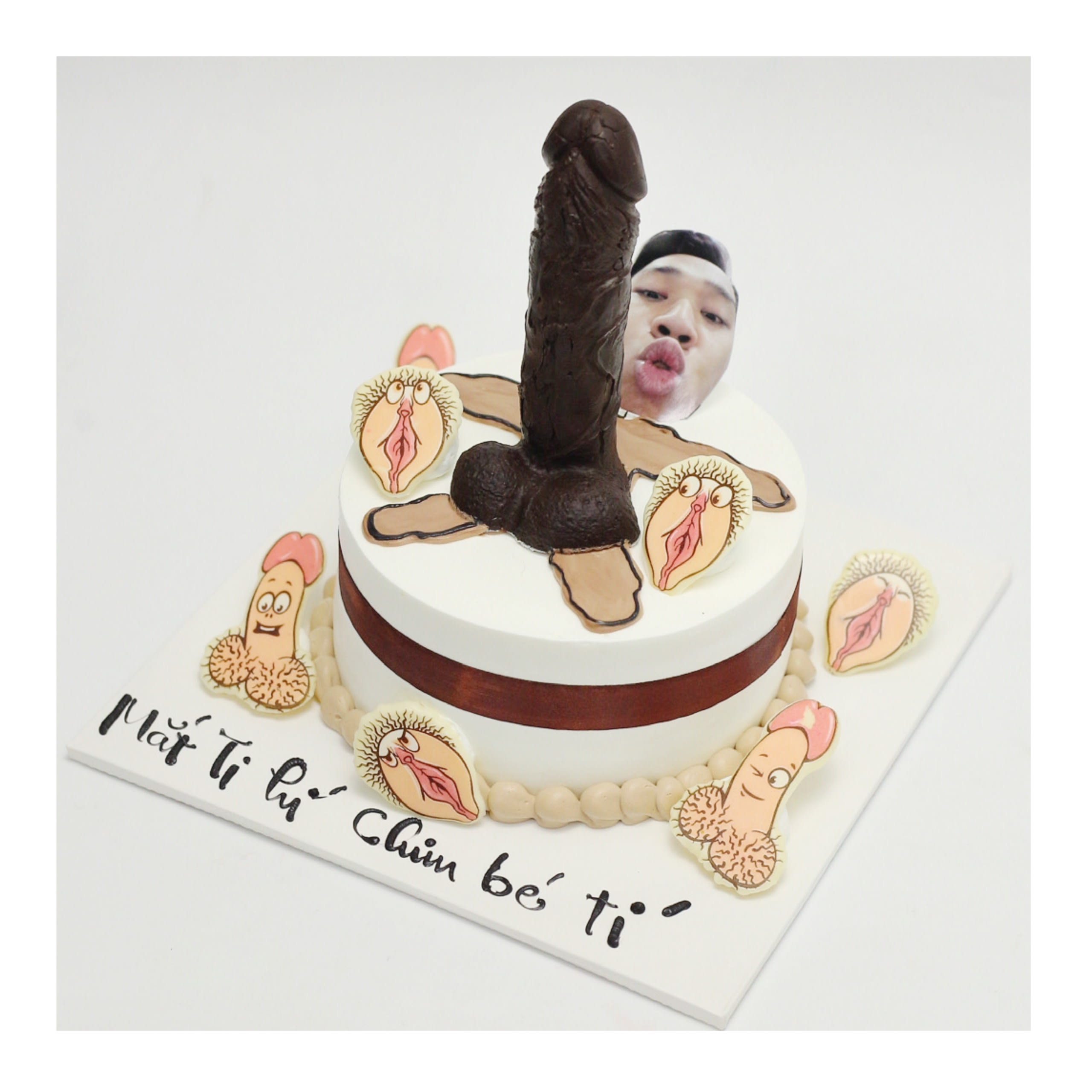 Bánh kem tạo hình 18+ độc lạ hài hước