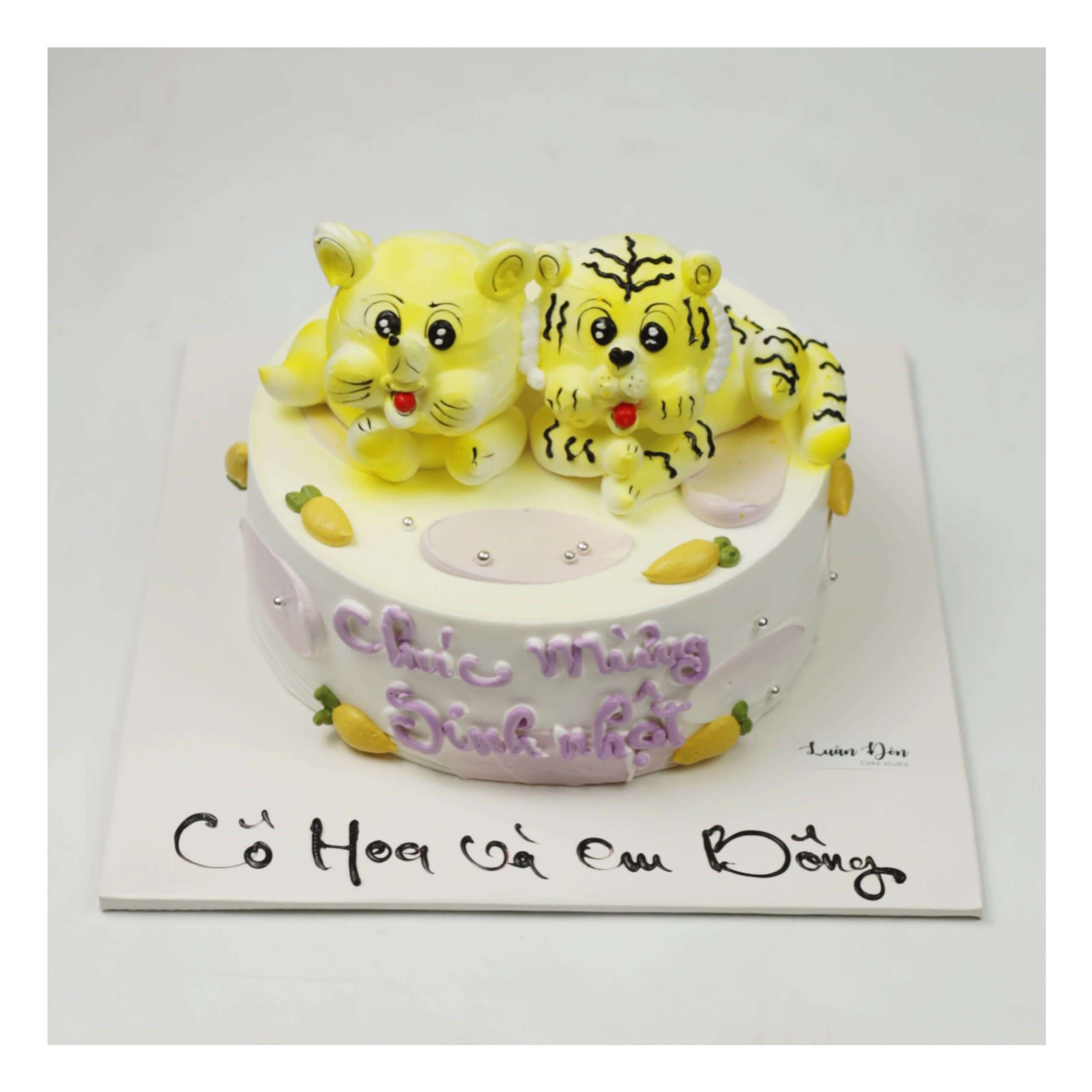 Bánh kem cặp hổ vàng dễ thương