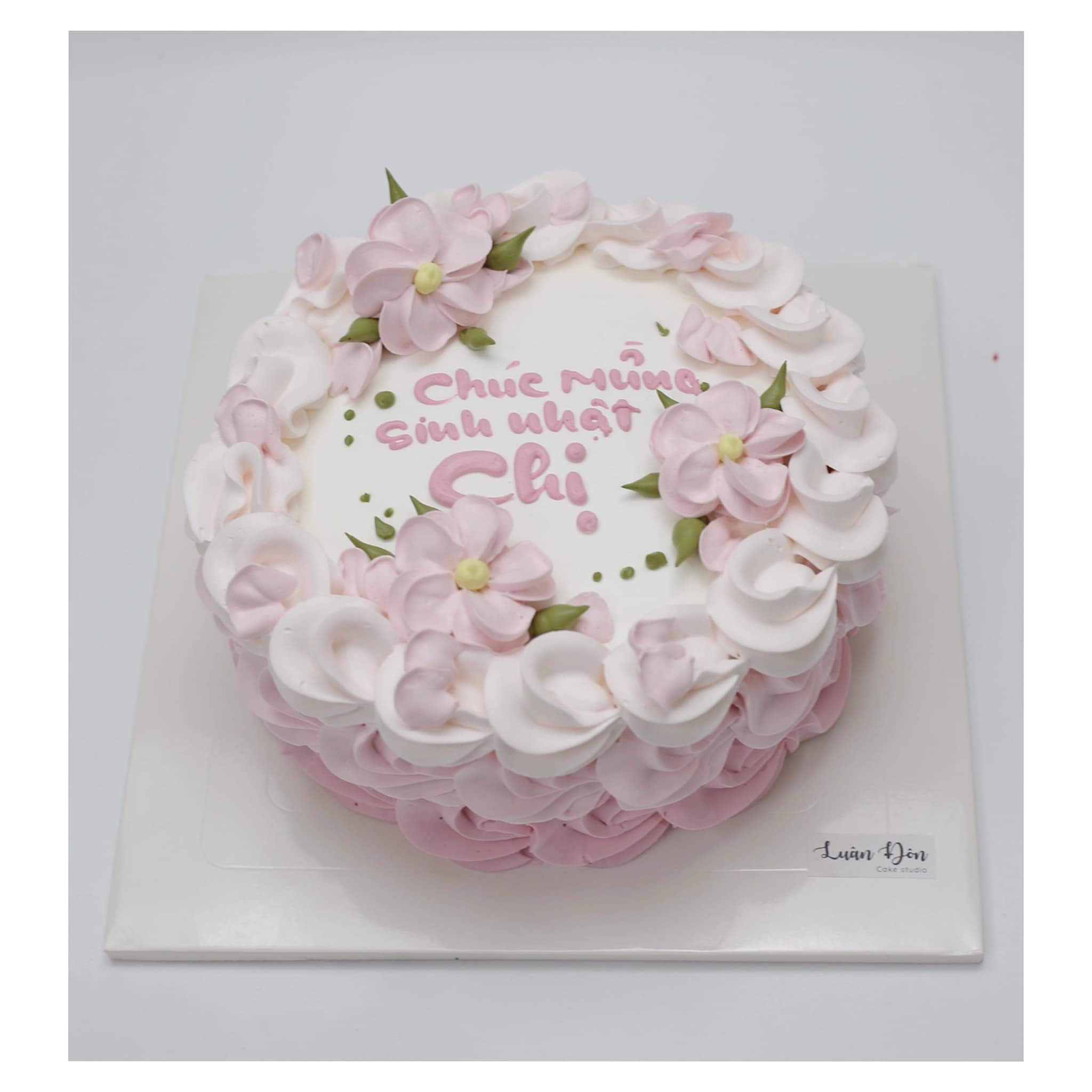 Bánh kem hoa hồng hồng pastel dịu dàng
