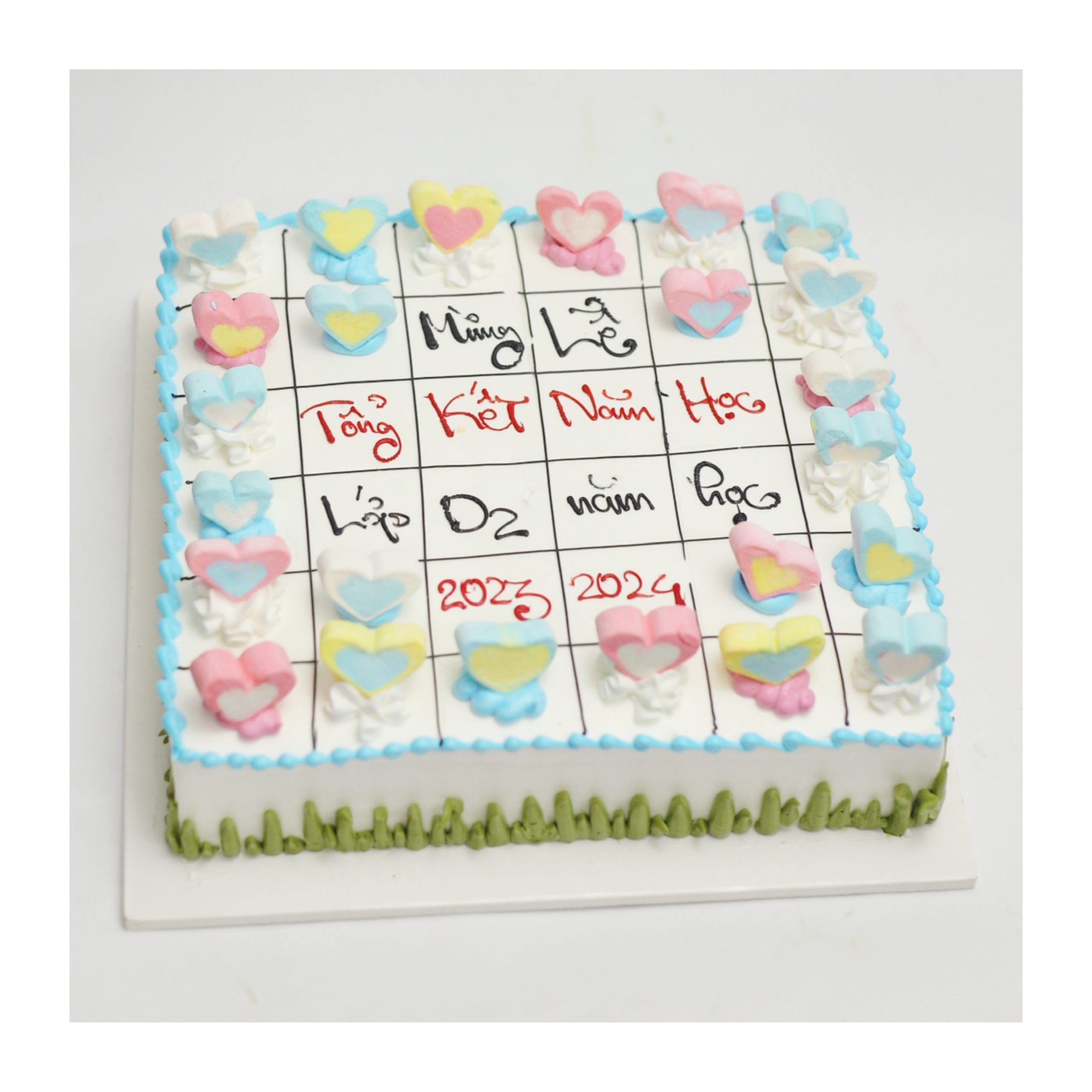 Bánh kem hình vuông trang trí trái tim ngọt ngào