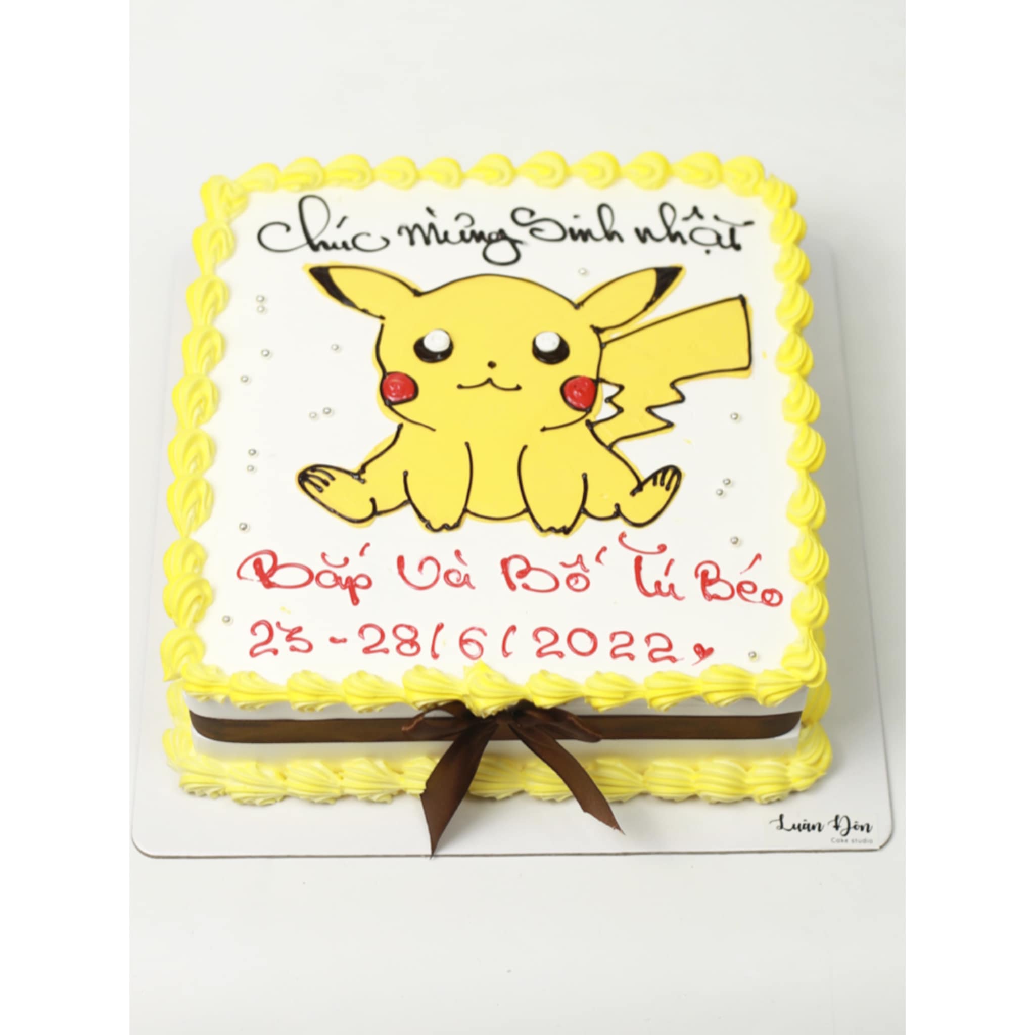 Bánh kem Pikachu vàng vẽ tay vuông
