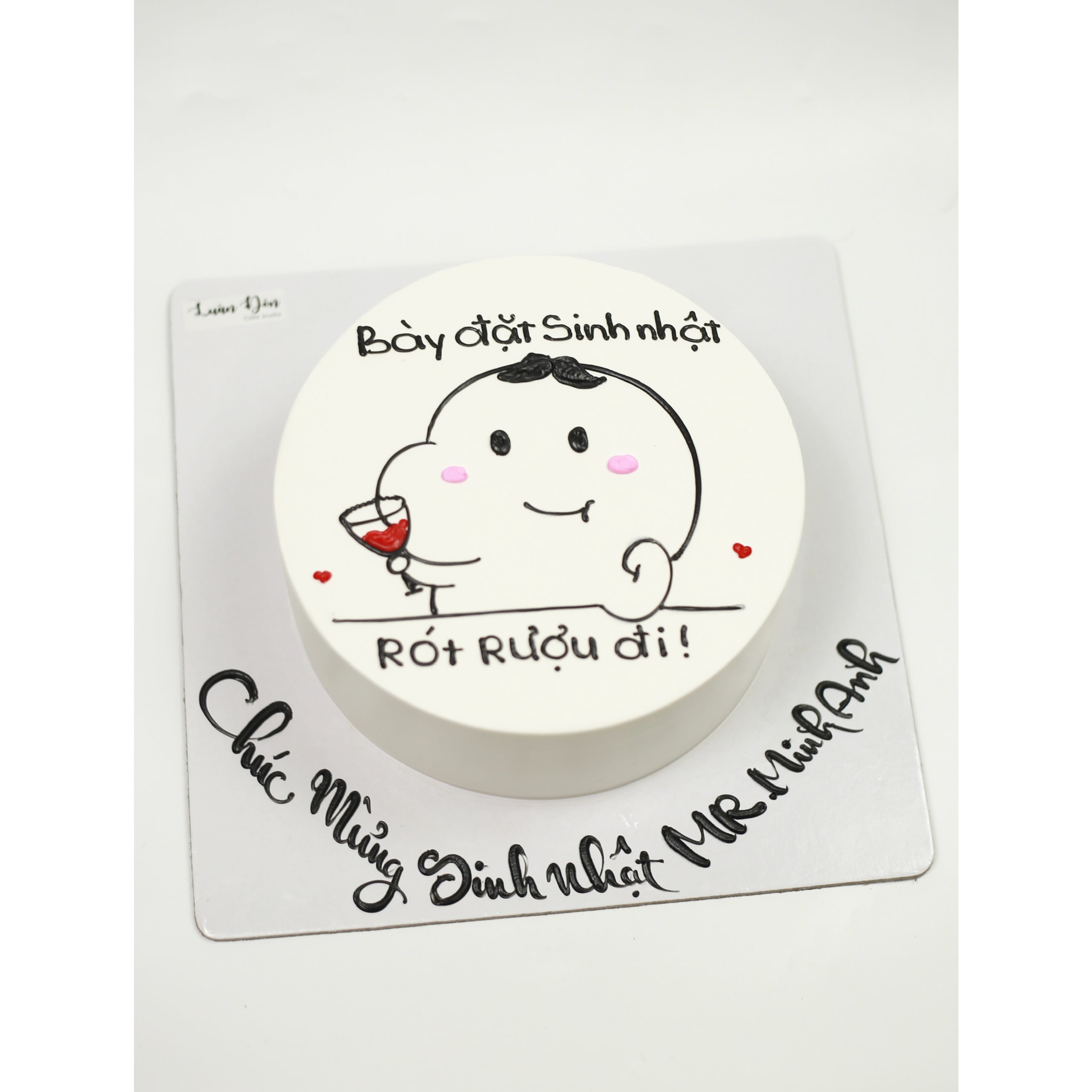 Bánh kem nhân vật hoạt hình rót rượu