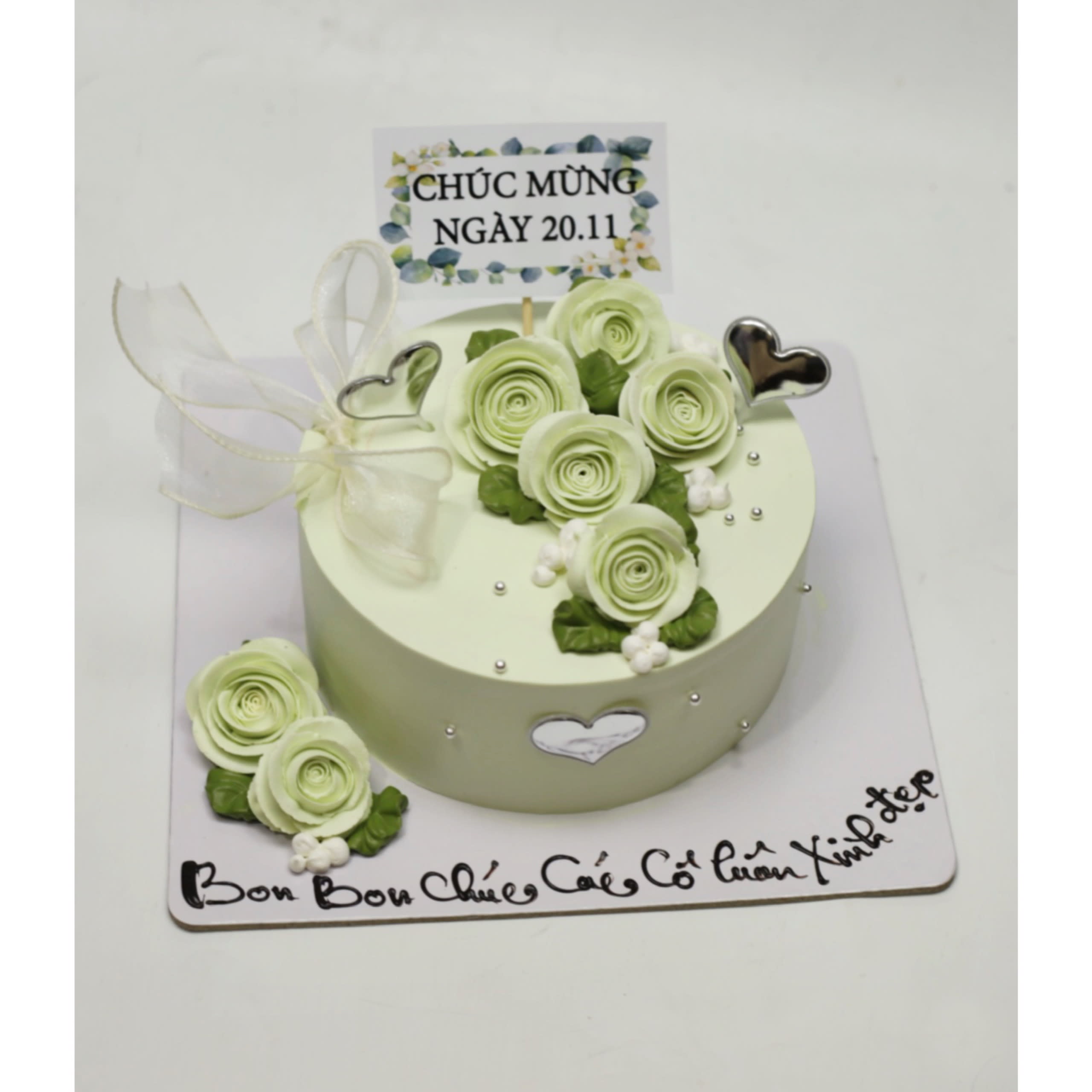 Bánh kem xanh pastel hoa hồng trang nhã