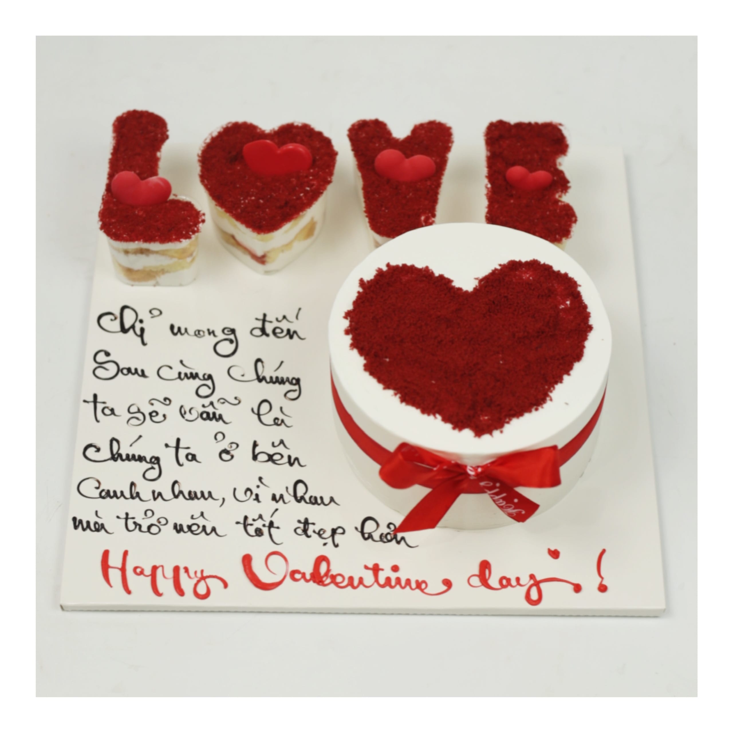 Bánh kem Valentine nhung đỏ thiết kế lãng mạn