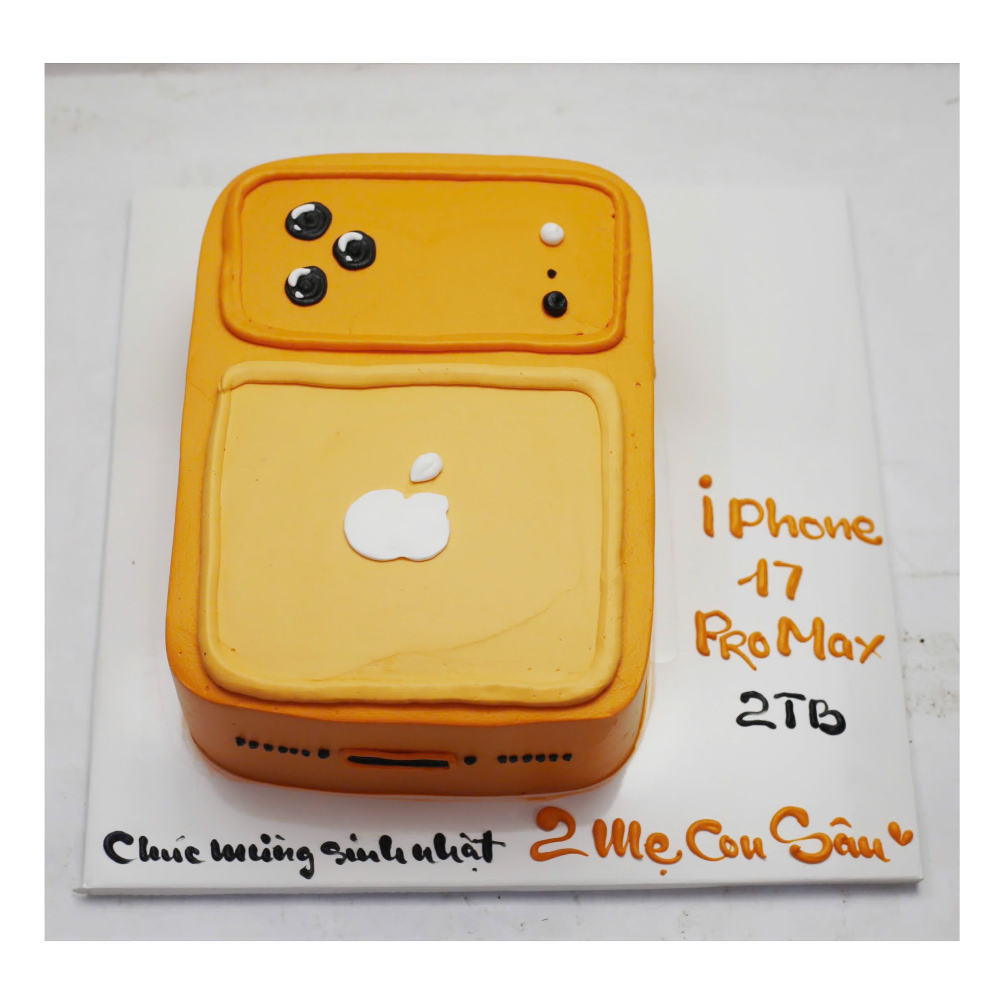 Bánh kem tạo hình iPhone 17 Pro Max vàng