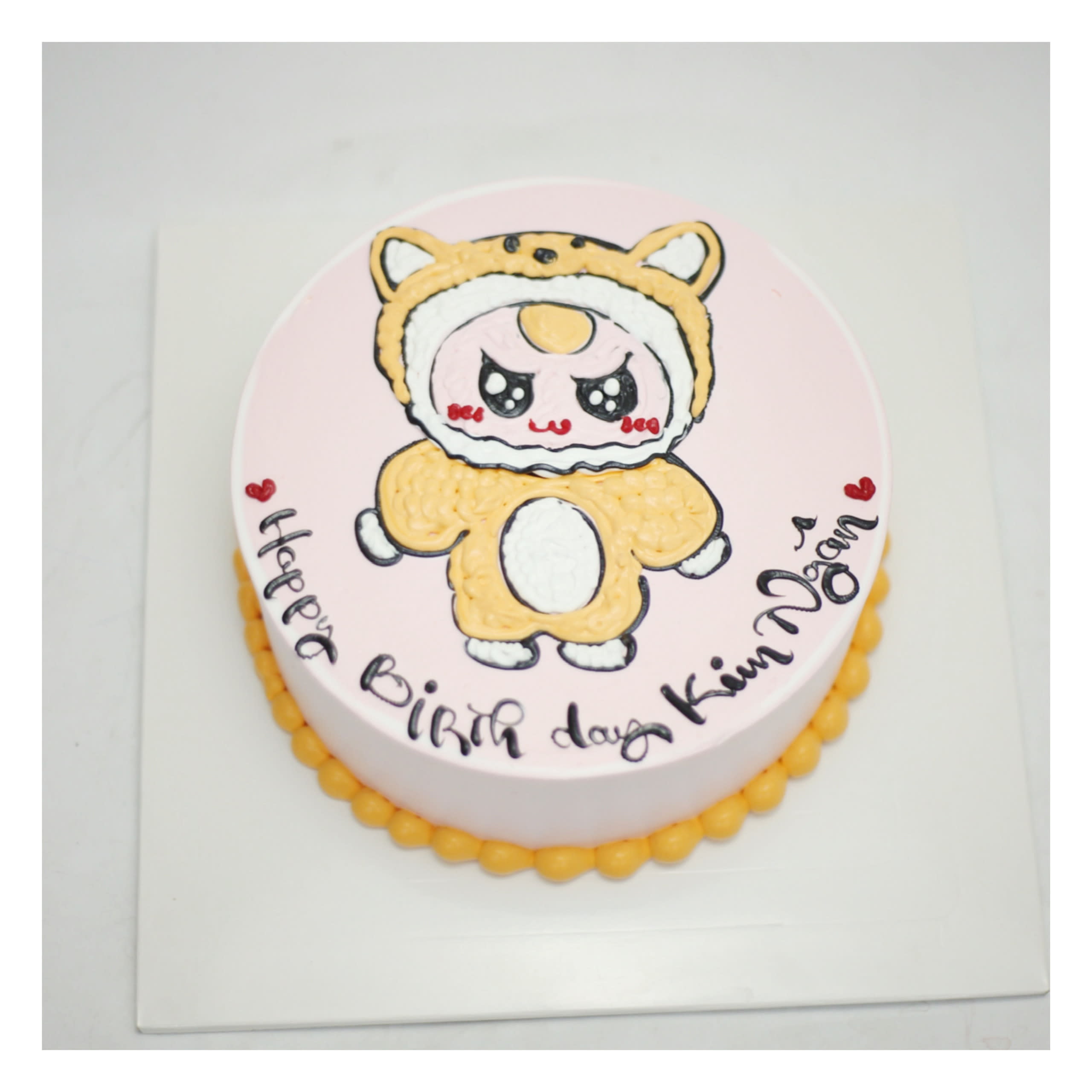 Bánh kem vẽ chibi trong bộ đồ thú