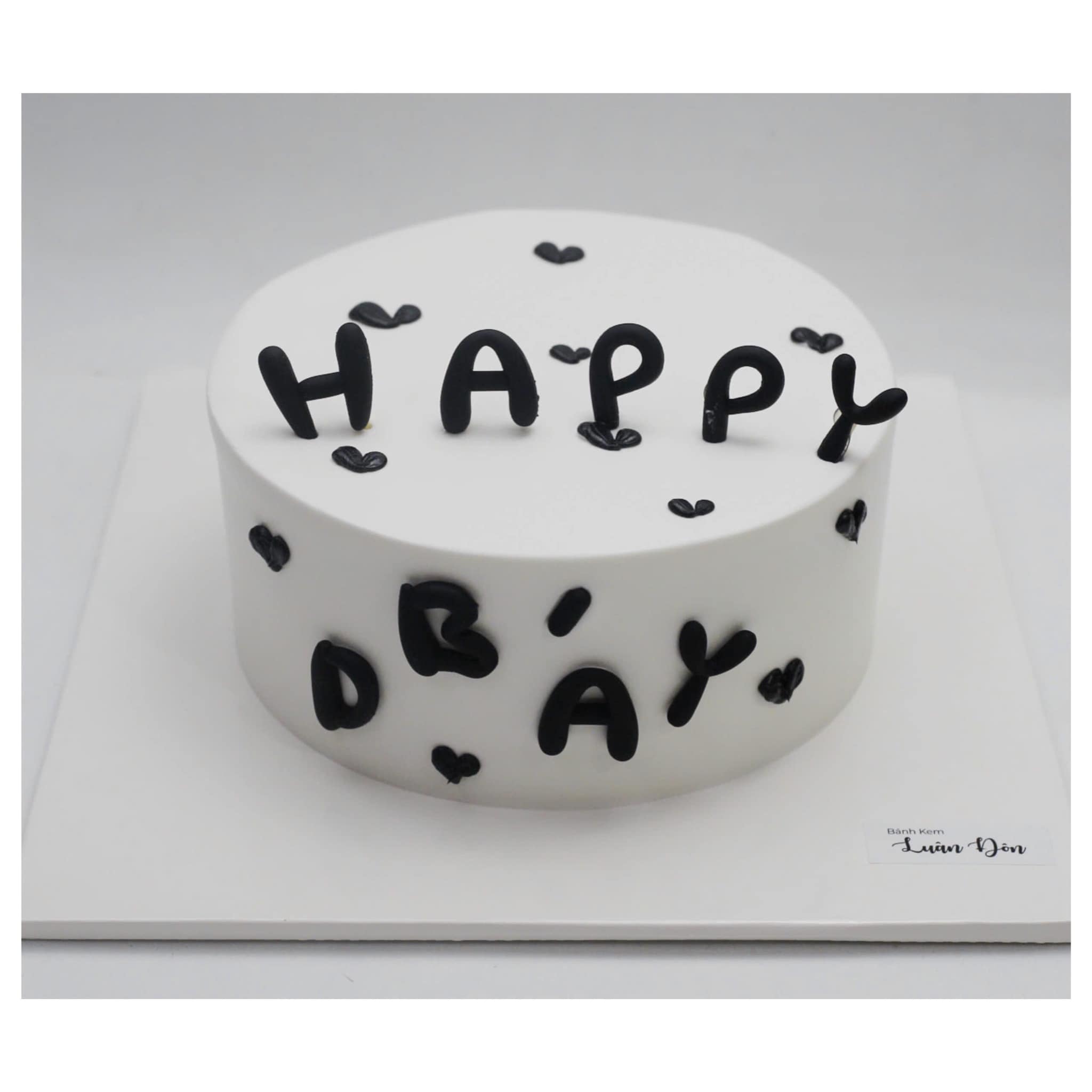 Bánh kem vẽ chữ Happy Bday tối giản