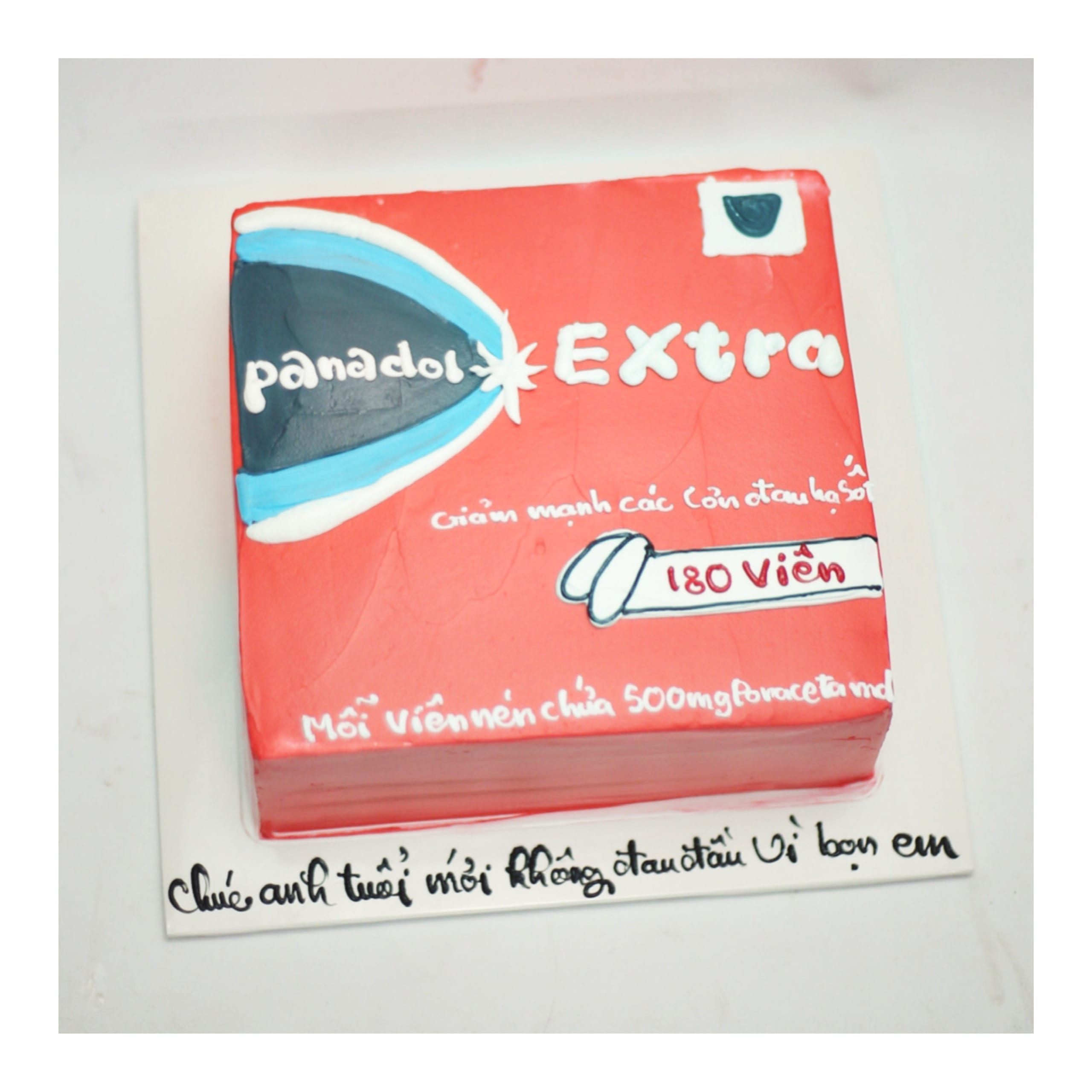 Bánh kem Panadol Extra độc đáo hài hước