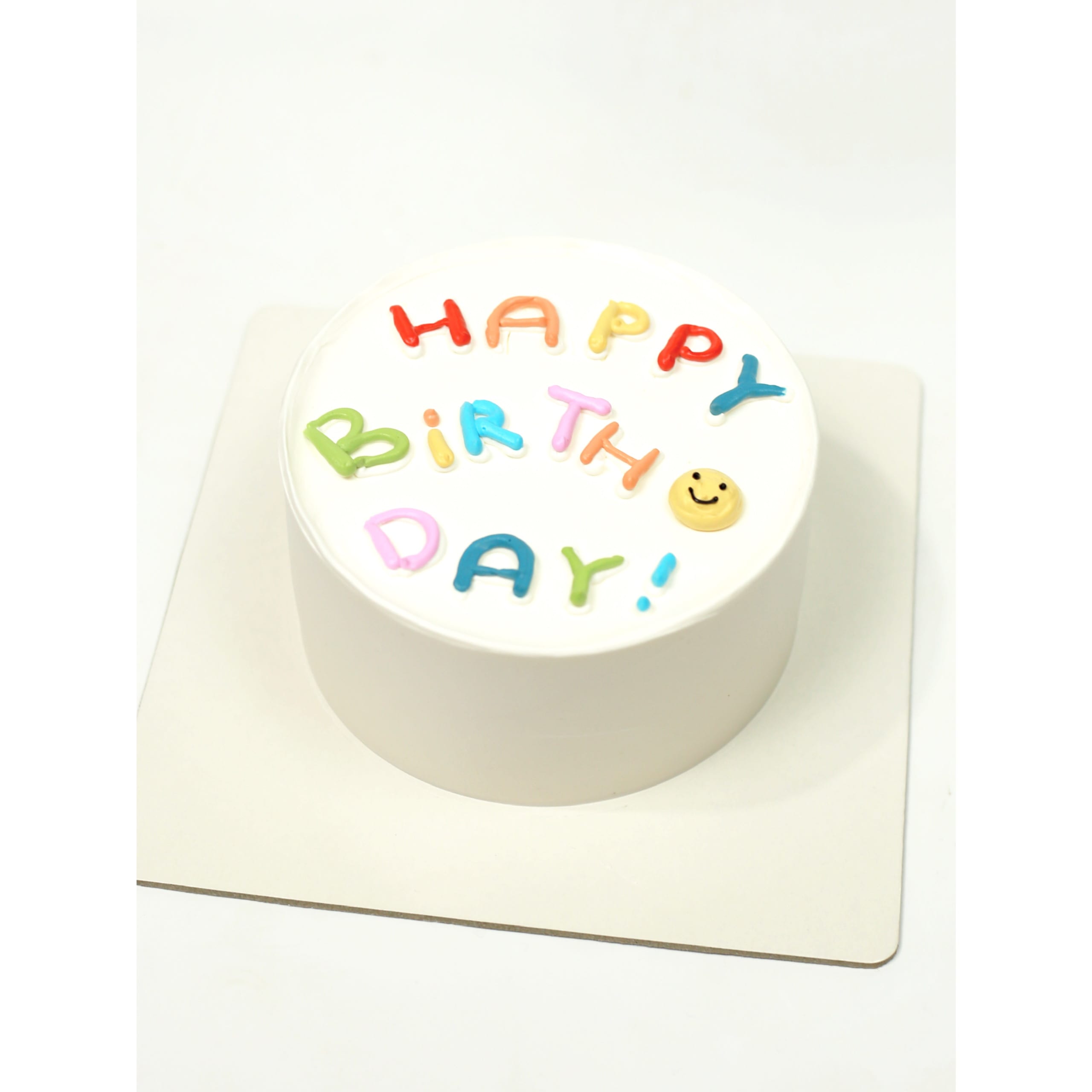 Bánh kem tối giản ghi chữ Happy Birthday