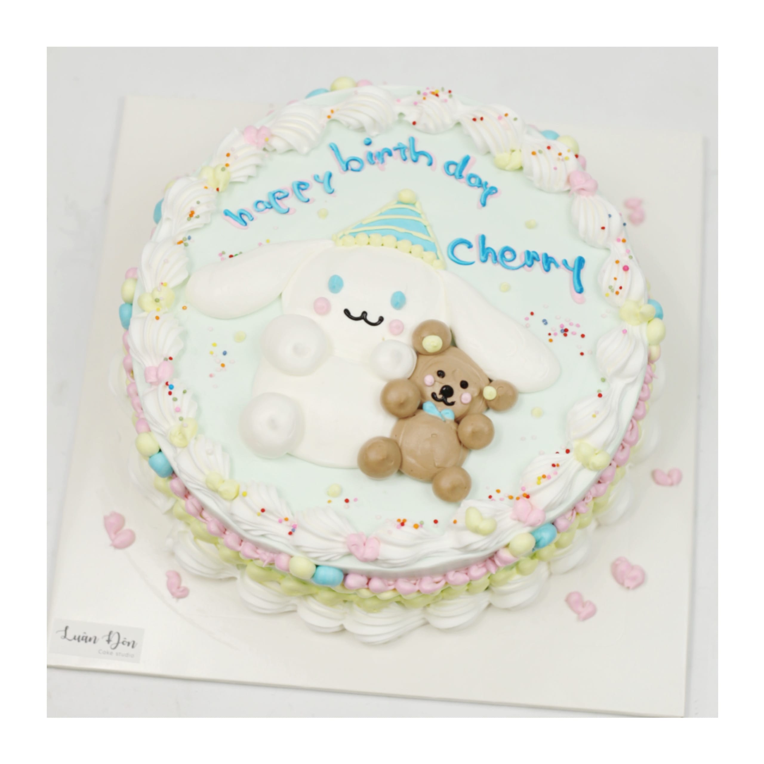 Bánh kem Cinnamoroll cùng chú gấu nhỏ