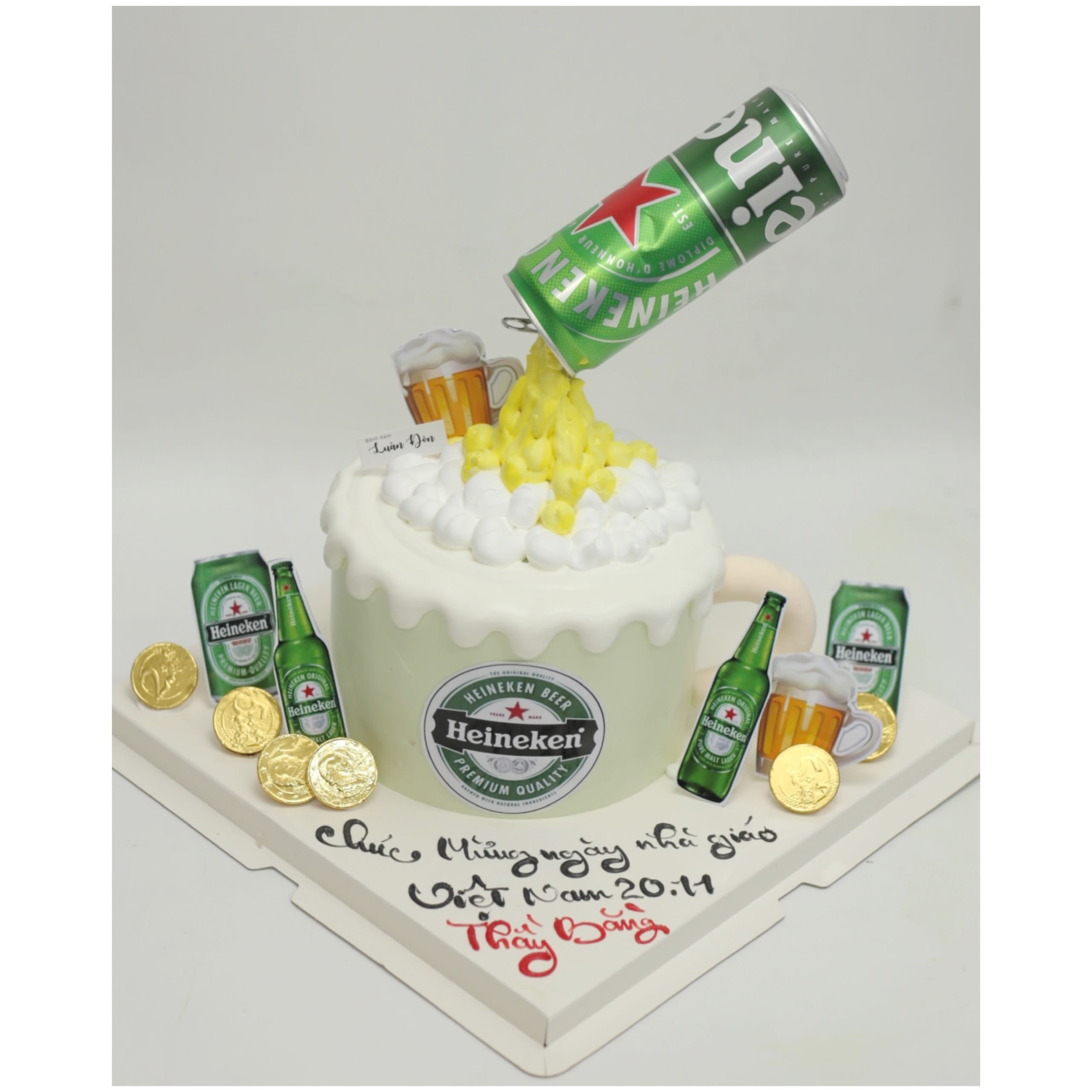 Bánh kem tạo hình lon bia Heineken độc đáo