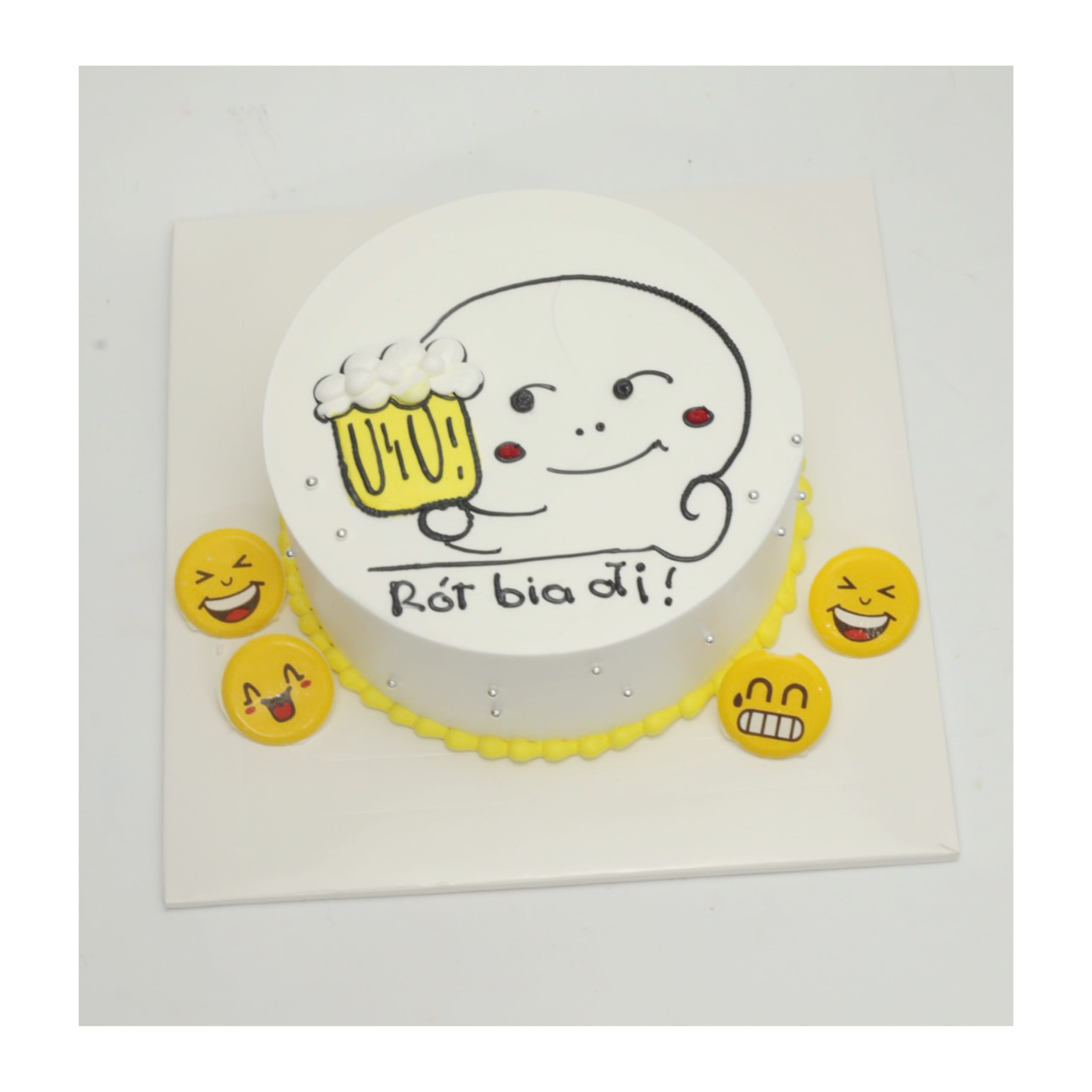 Bánh kem cảm xúc vui vẻ cùng ly bia