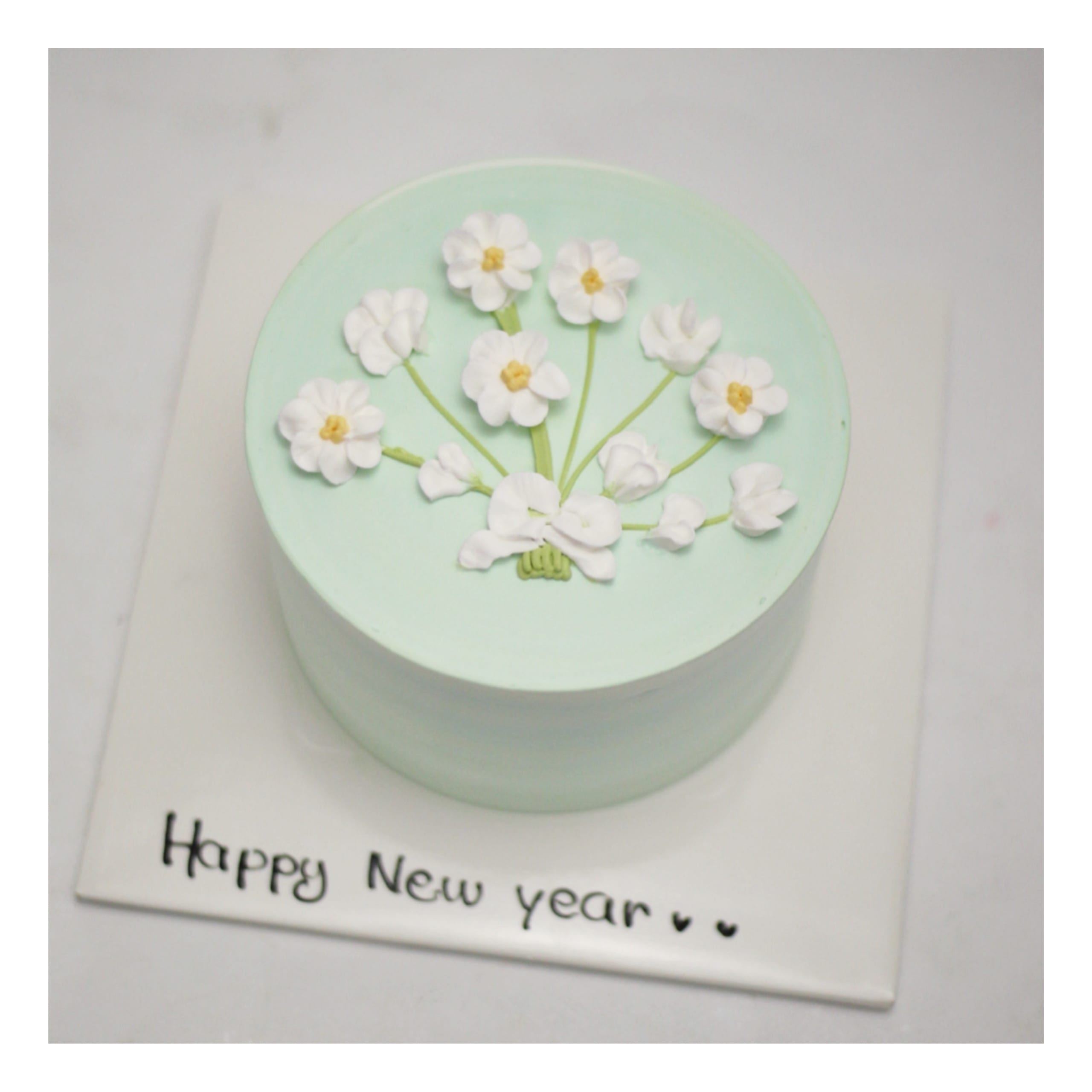 Bánh kem tối giản vẽ hoa trắng Happy New Year