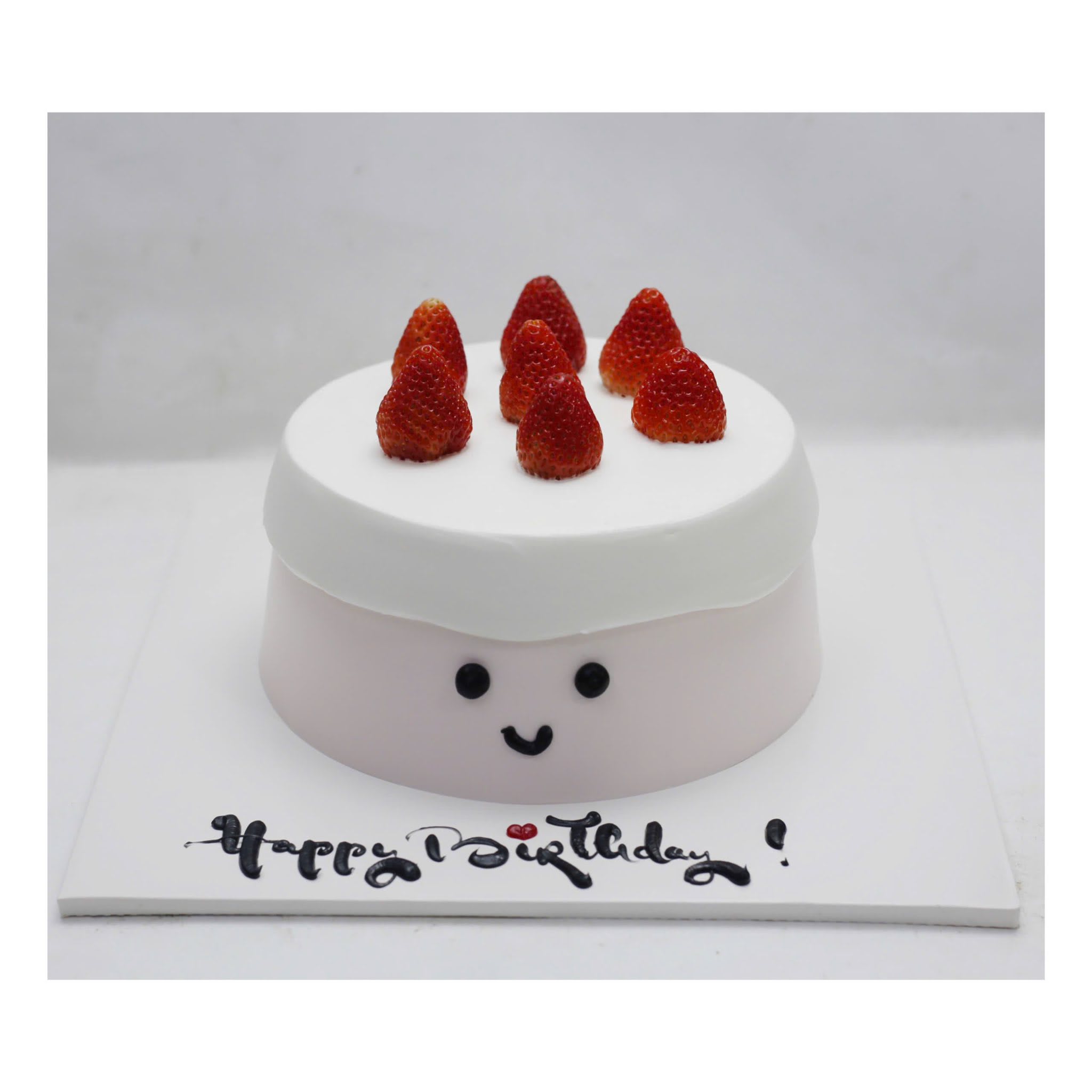 Bánh kem mặt cười trang trí dâu tây tươi