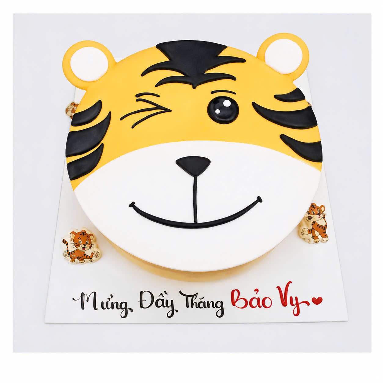 Bánh kem tạo hình mặt hổ vàng tinh nghịch