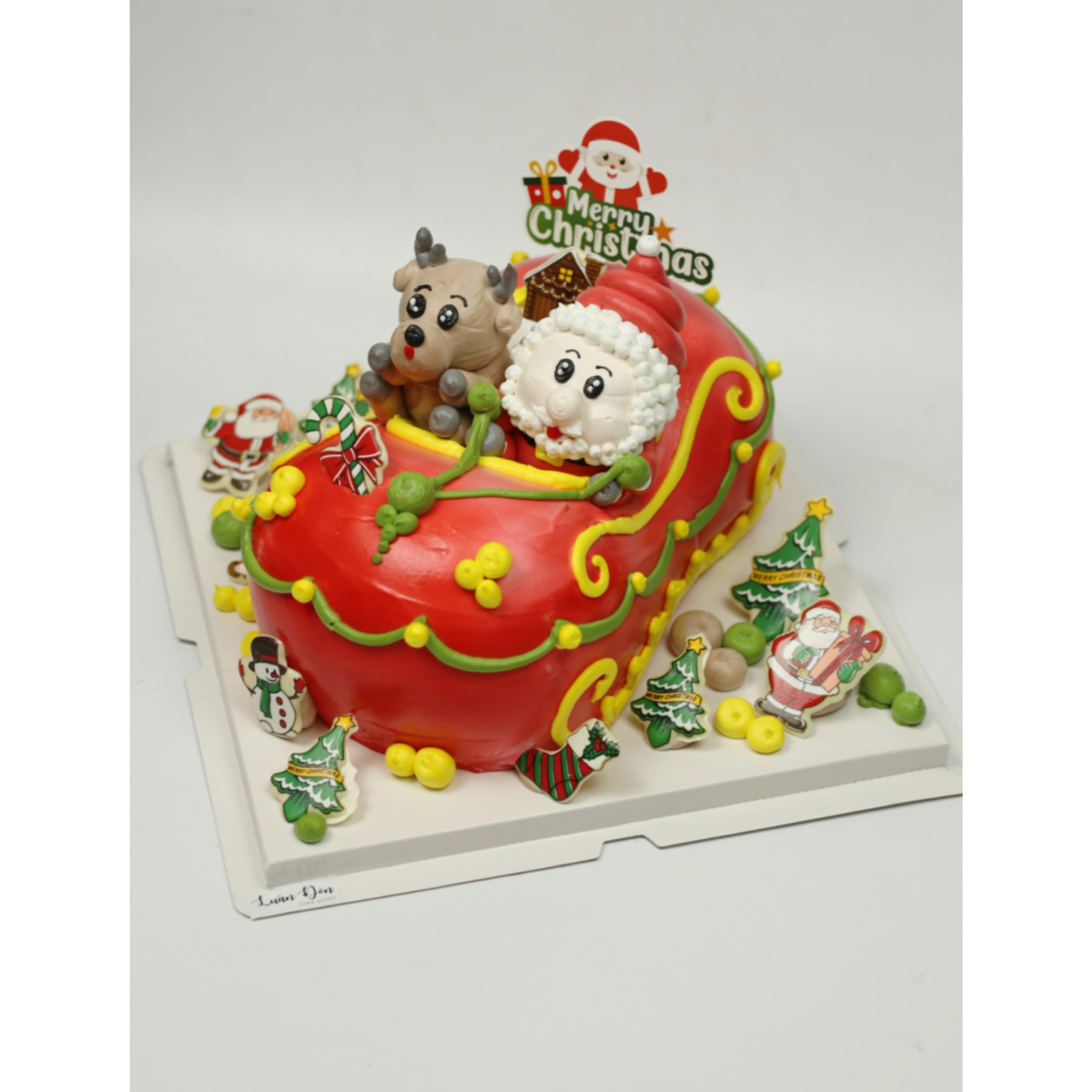 Bánh kem tạo hình xe trượt tuyết Noel đỏ