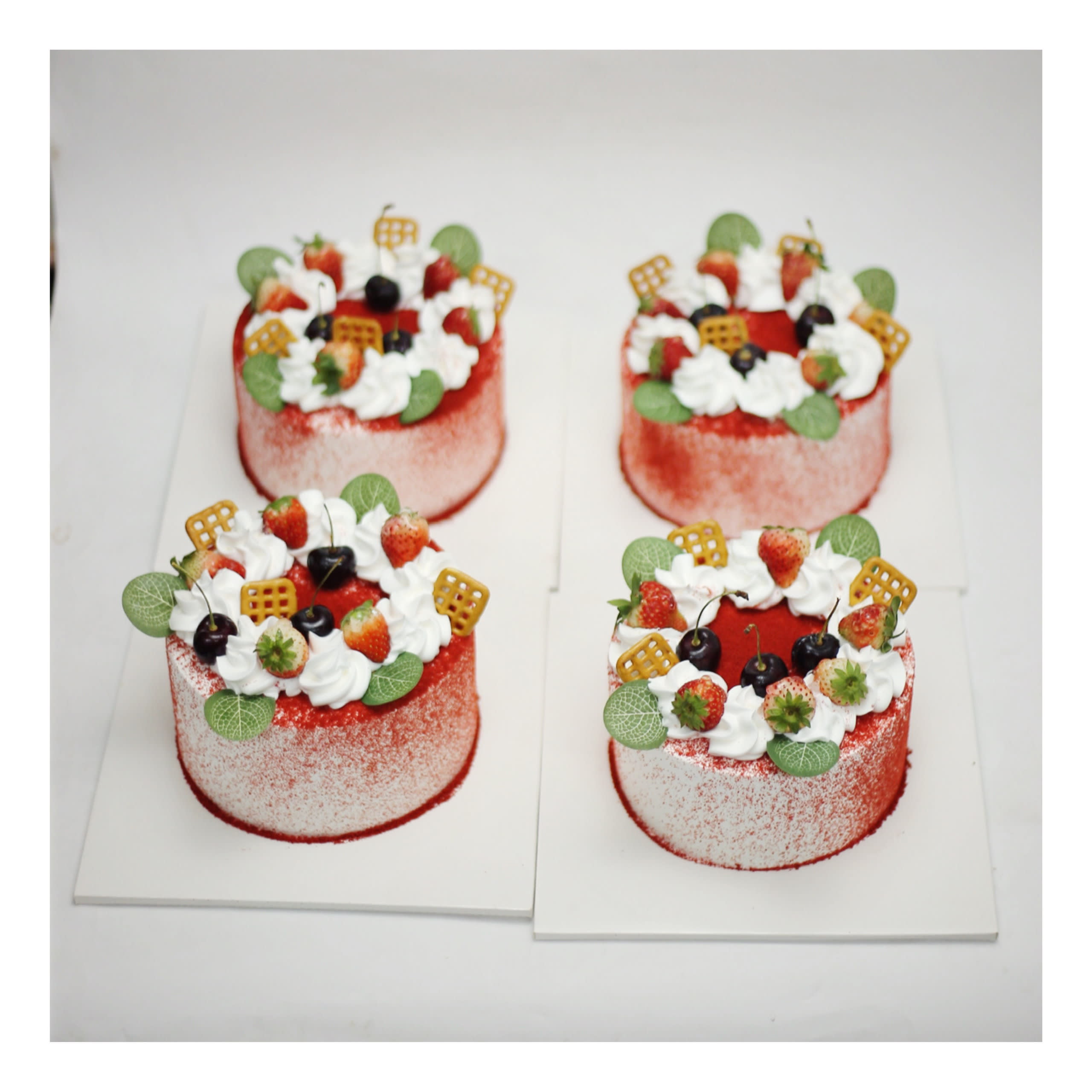 Bánh kem red velvet trang trí cherry
