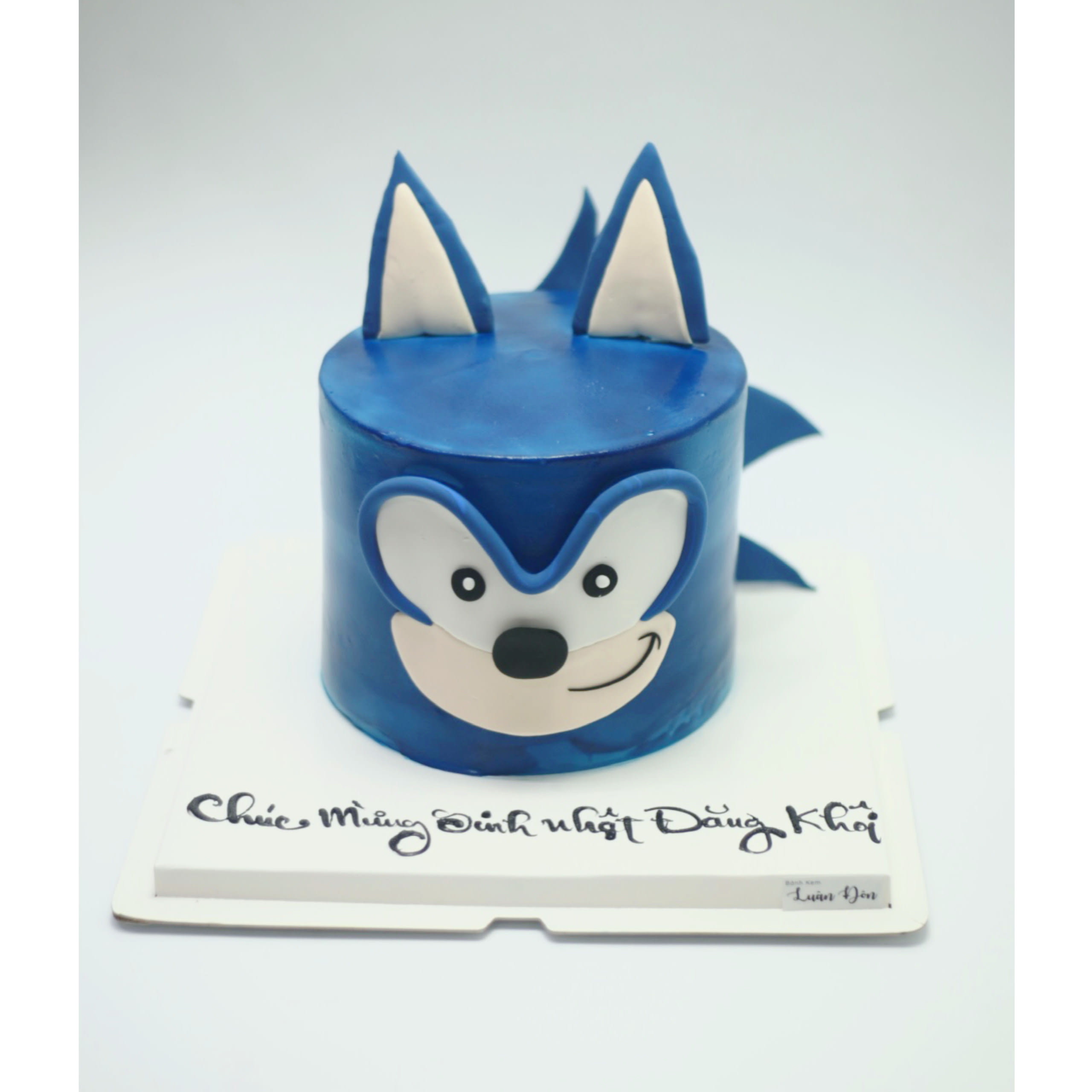 Bánh kem Sonic màu xanh dương tạo hình nổi