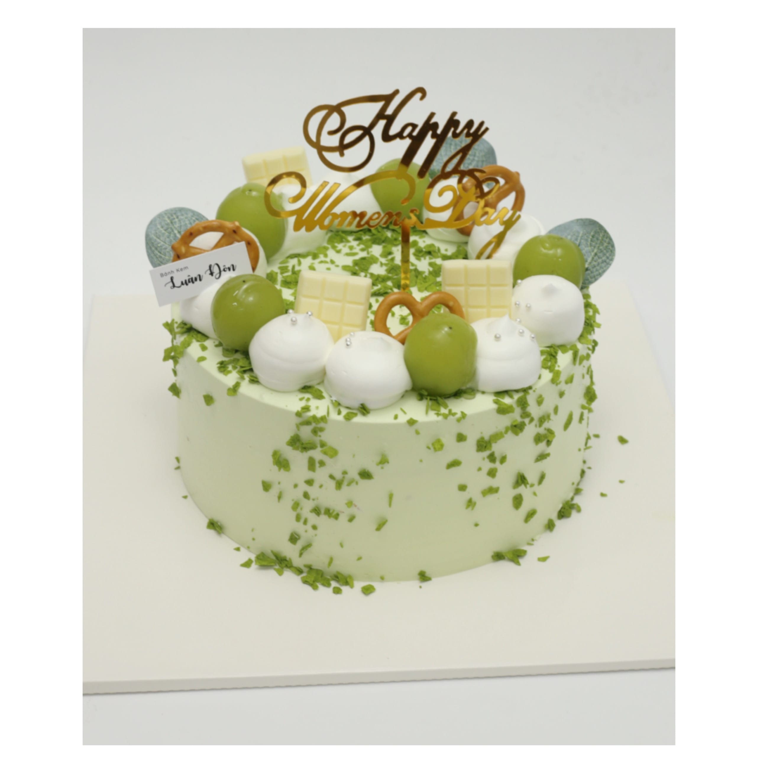 Bánh kem trà xanh phủ topping trái cây