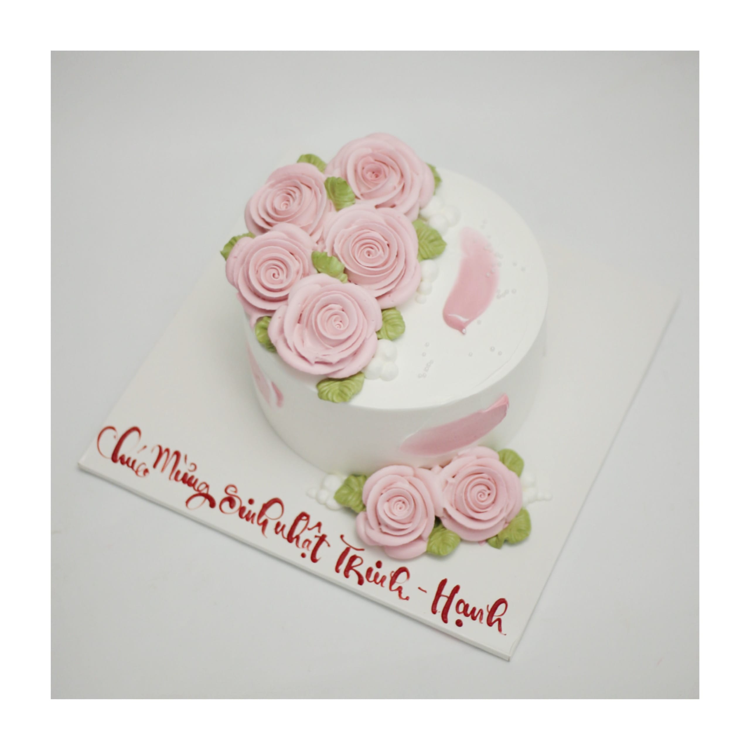 Bánh kem hoa hồng pastel tối giản