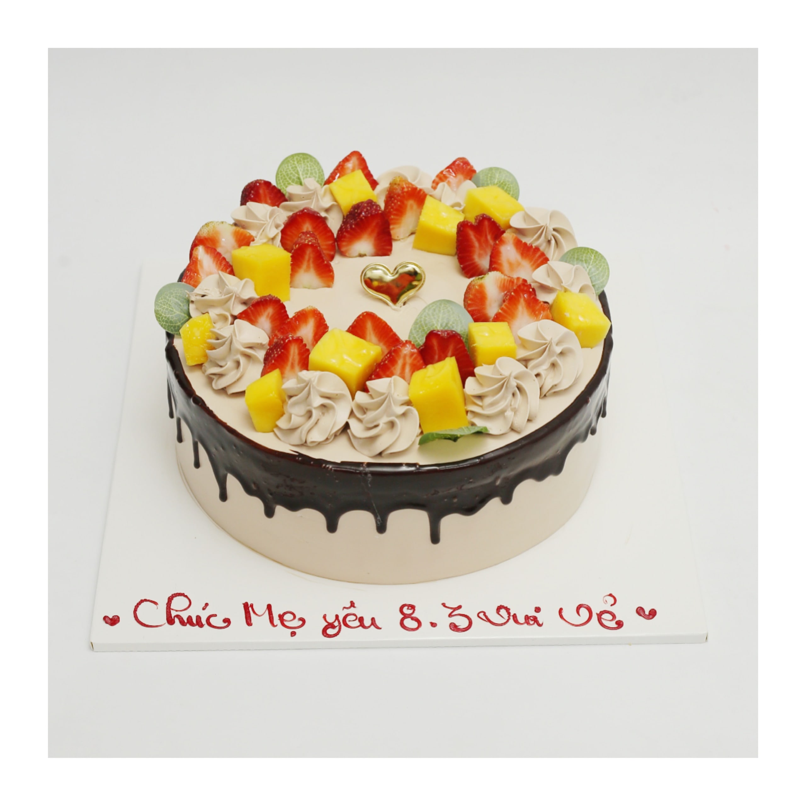 Bánh kem socola chảy phủ trái cây tươi