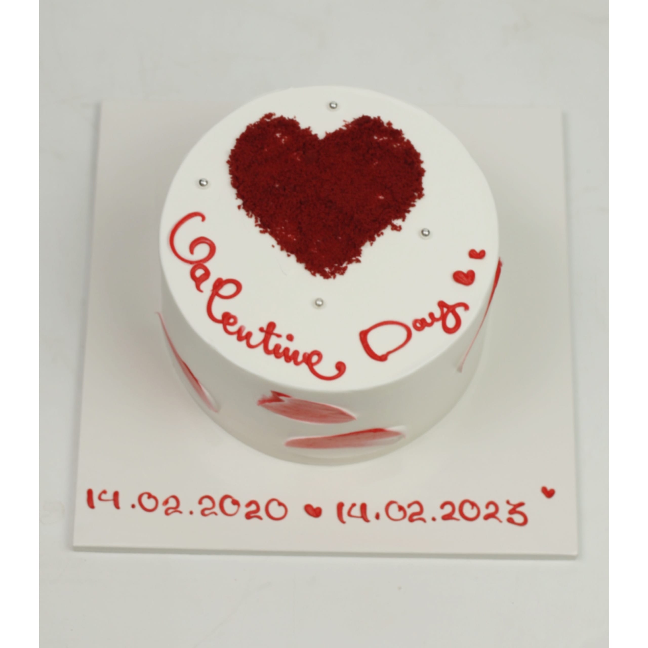 Bánh kem trái tim trắng đỏ Valentine cổ điển
