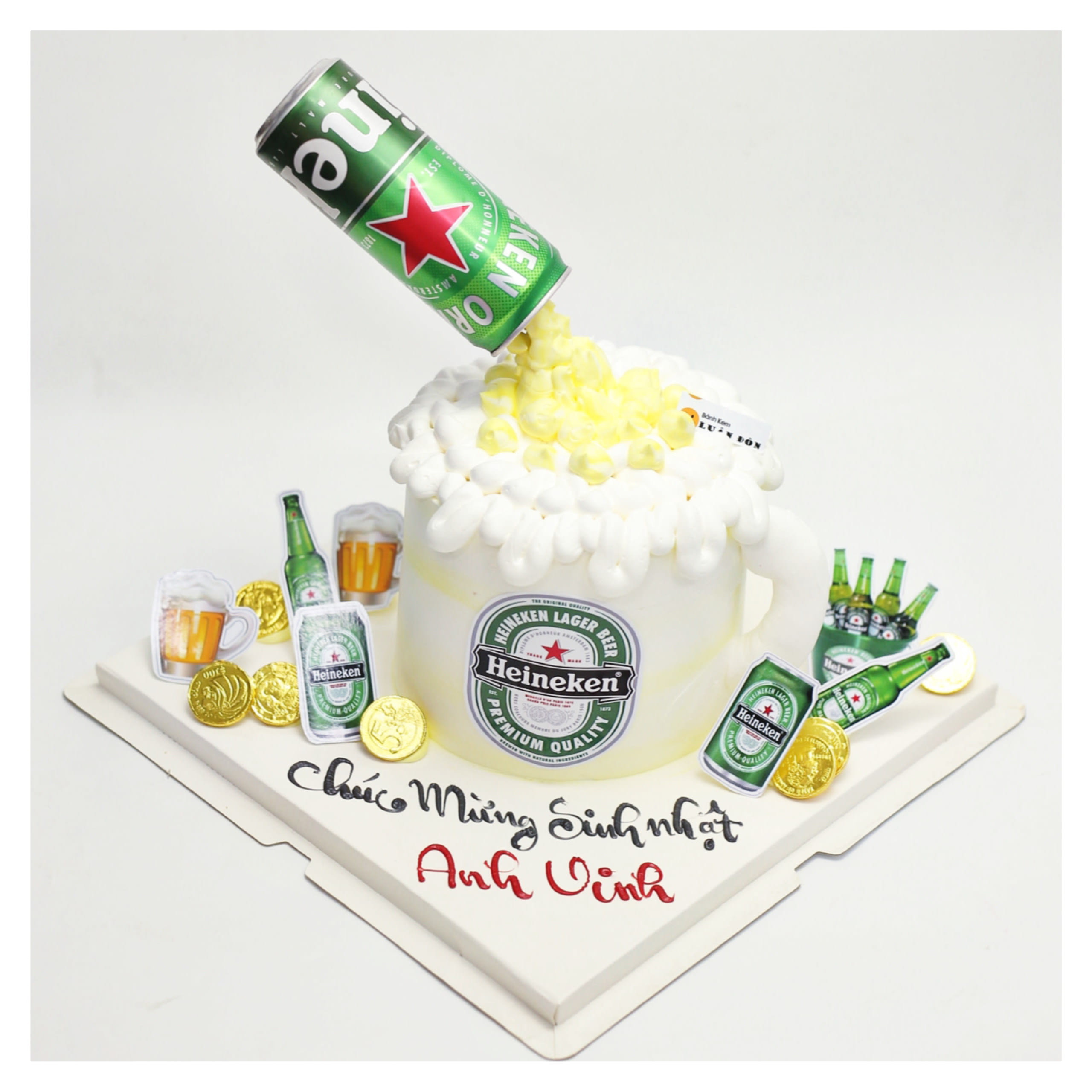 Bánh kem mô phỏng cốc bia Heineken độc đáo
