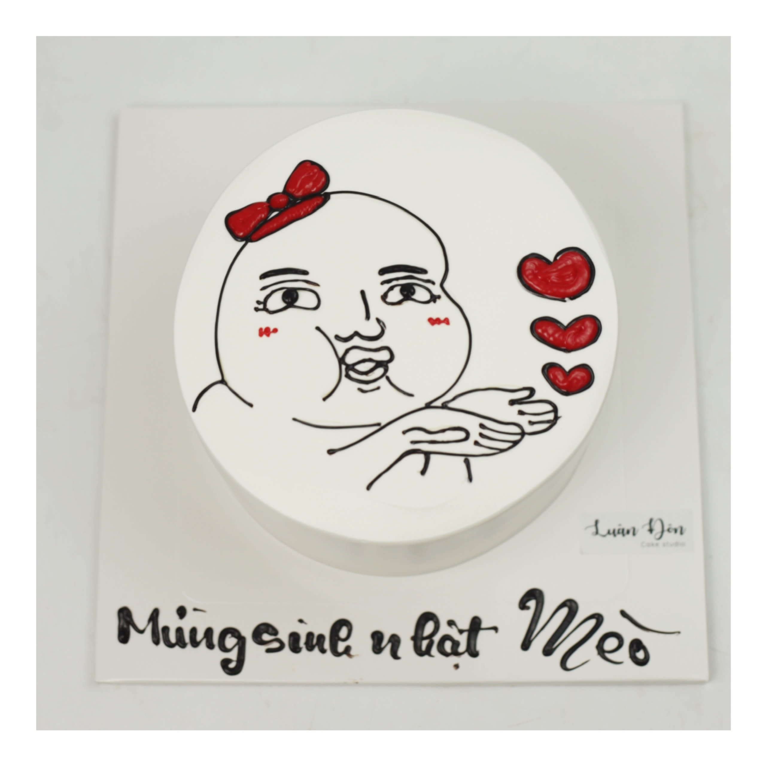 Bánh kem vẽ mặt mèo đáng yêu