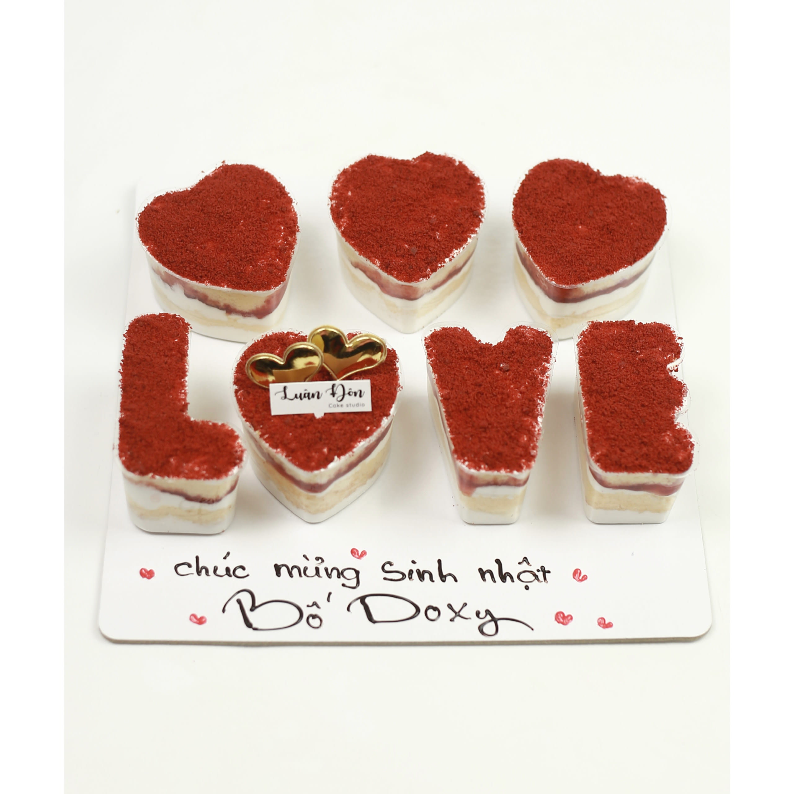 Bánh bông lan trứng muối hình chữ LOVE