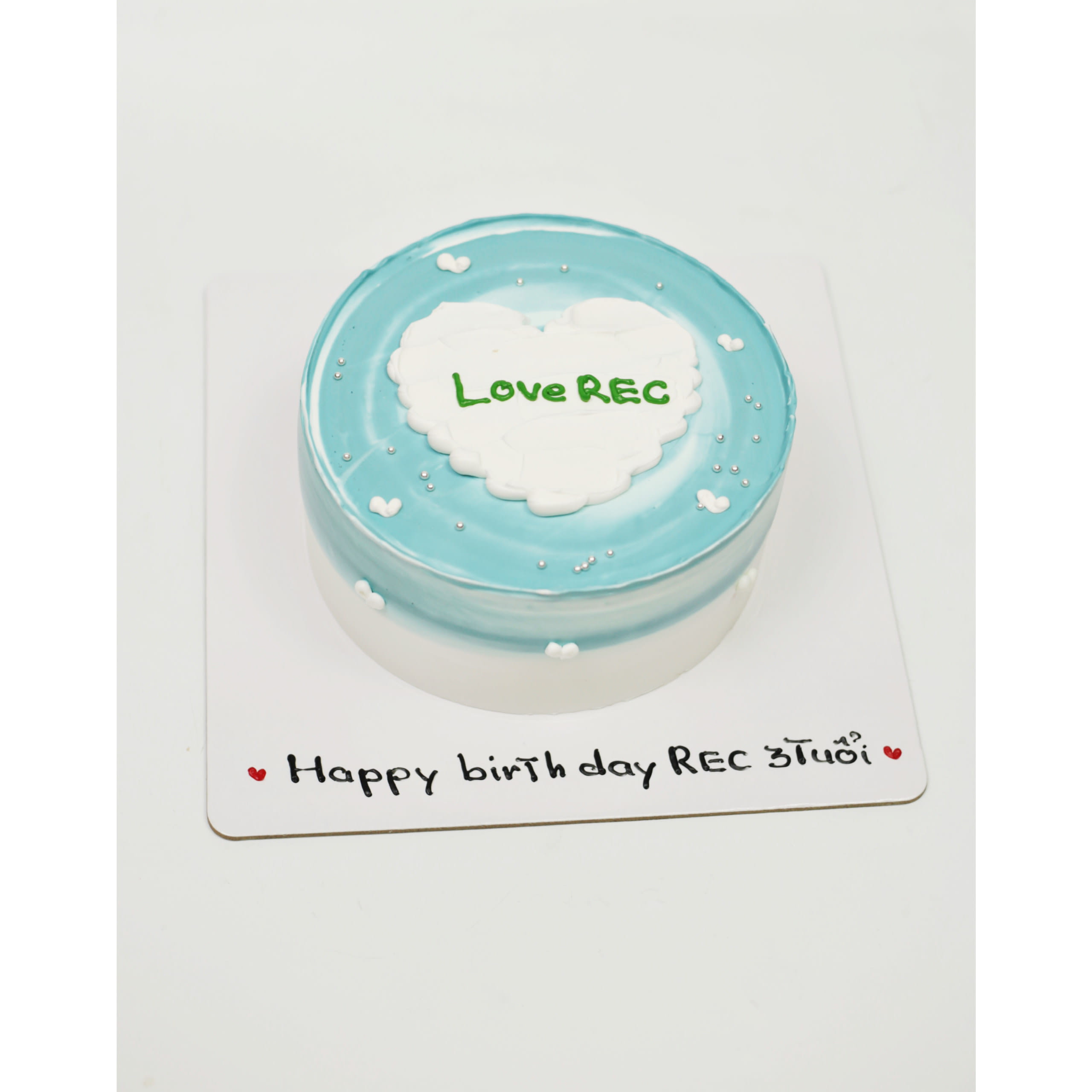 Bánh kem màu xanh pastel chủ đề tình yêu