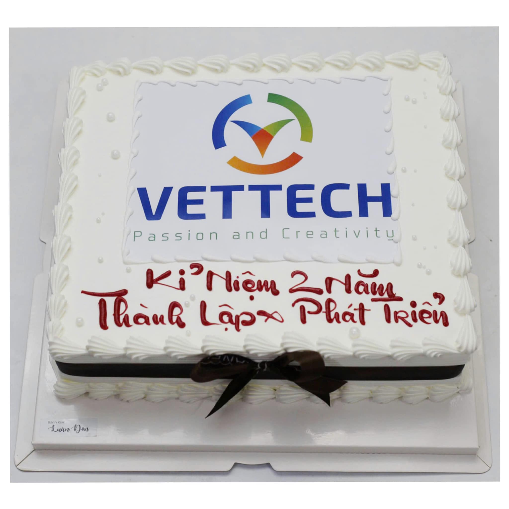 Bánh kem in hình logo công ty Vettech