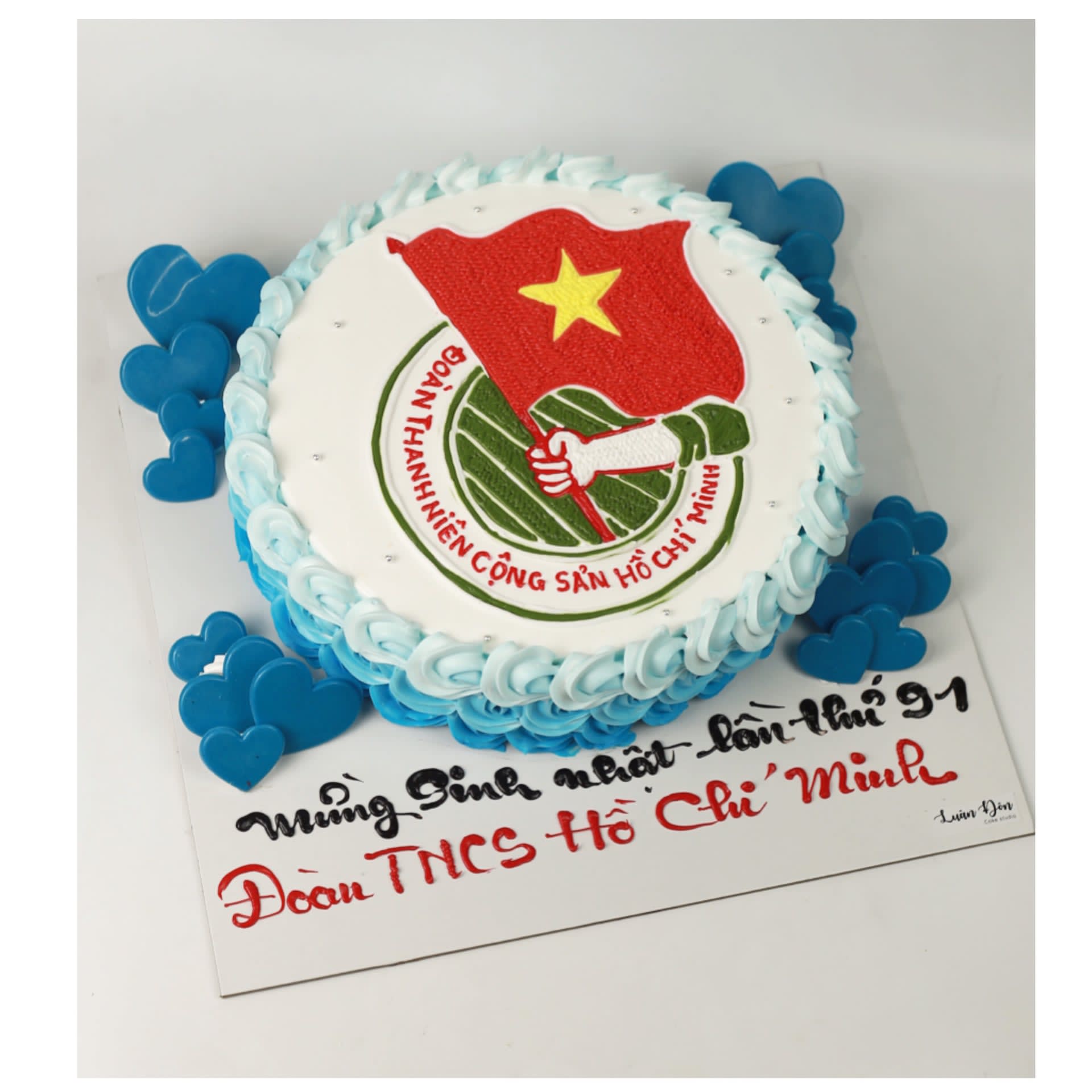 Bánh kem kỷ niệm Đoàn Thanh niên Cộng sản