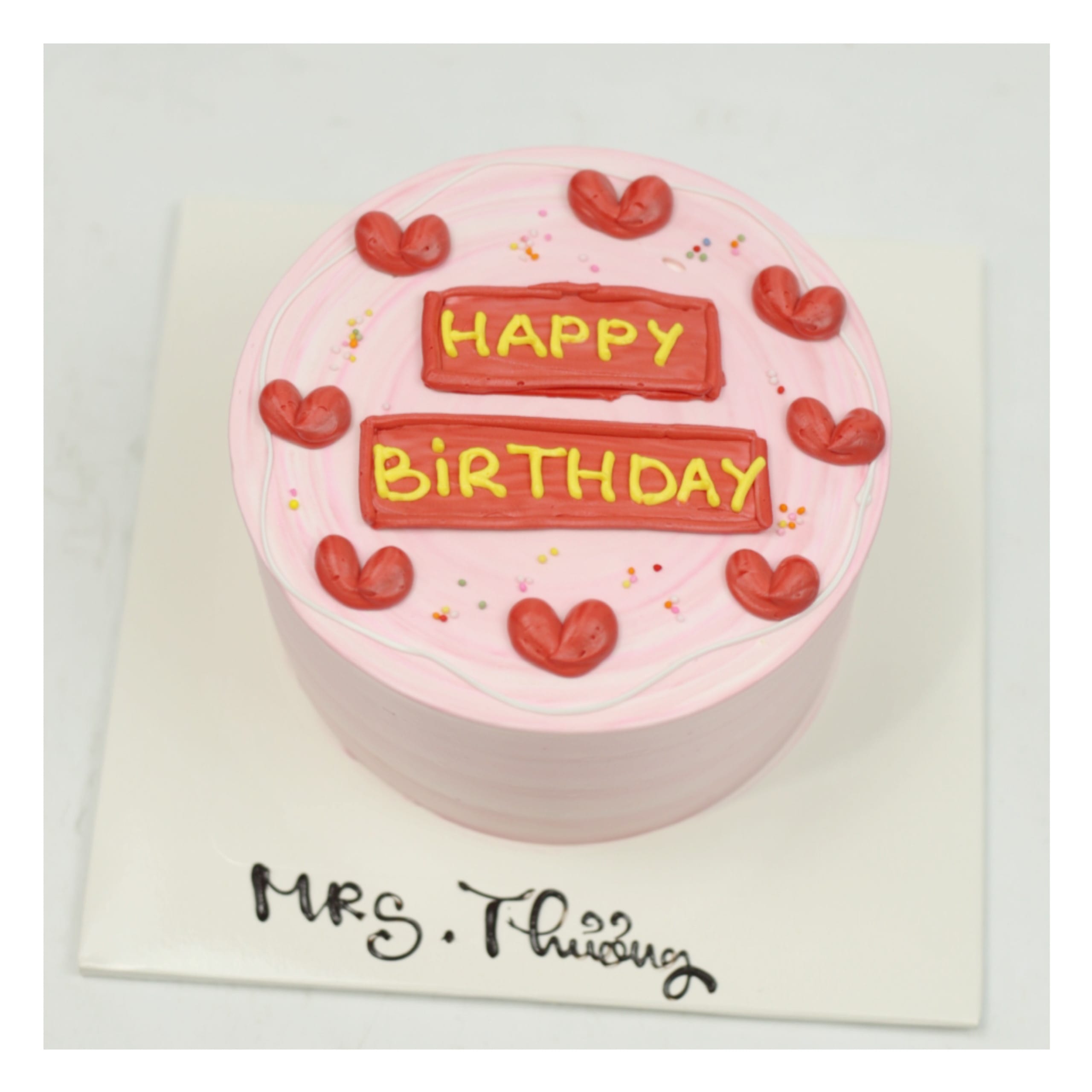 Bánh kem hồng trang trí trái tim Happy Birthday