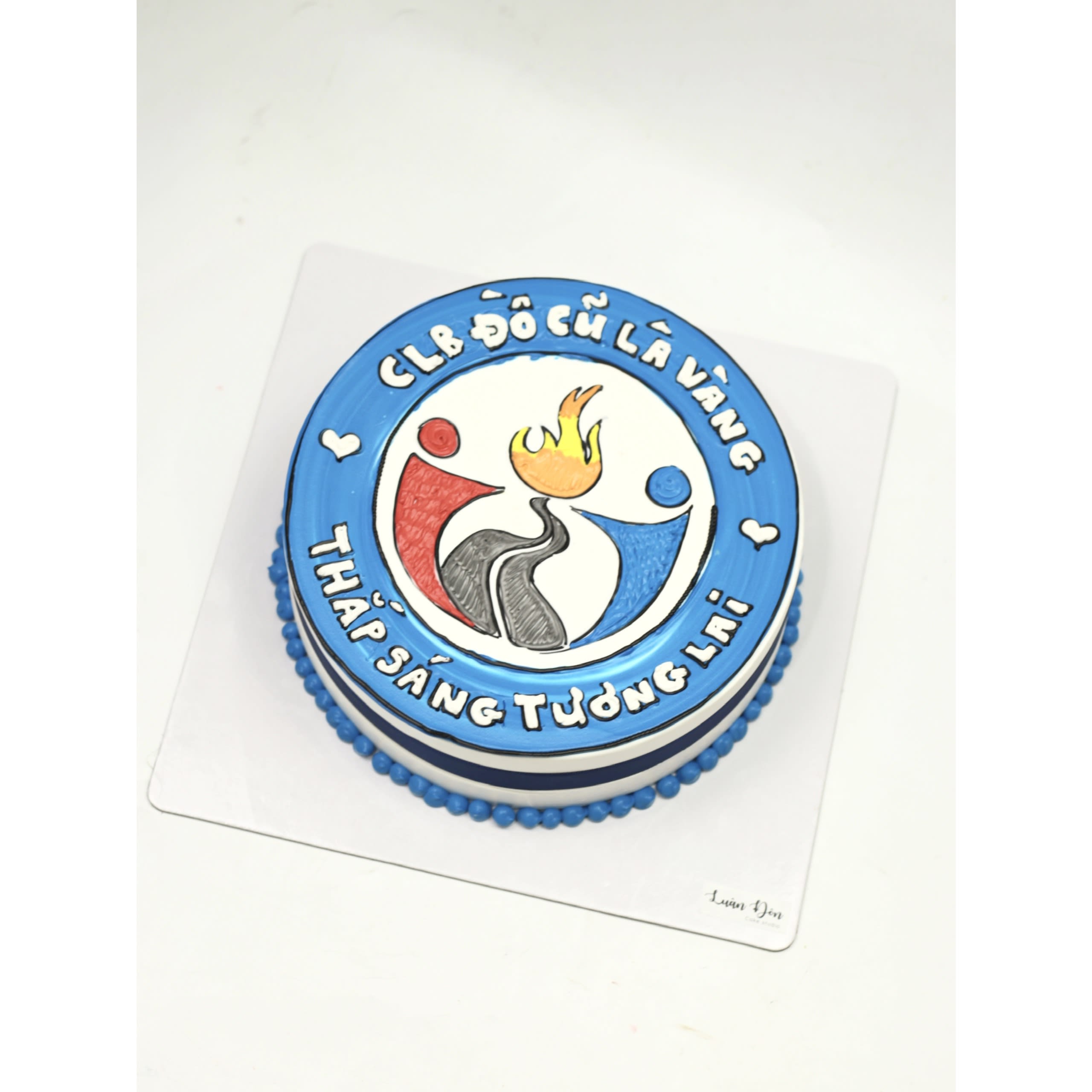 Bánh kem logo CLB Thắp Sáng Tương Lai
