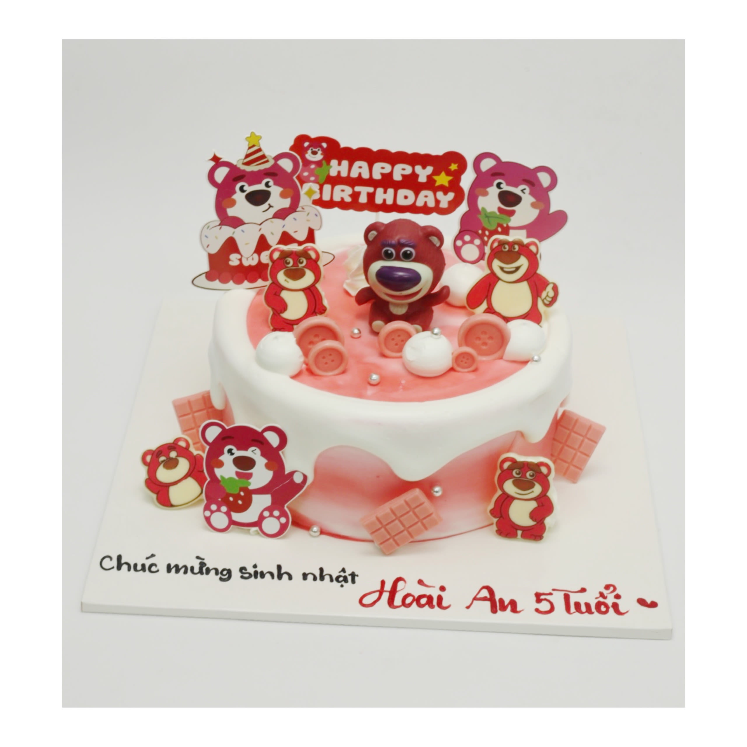 Bánh kem Gấu Dâu Lotso màu hồng ngọt ngào