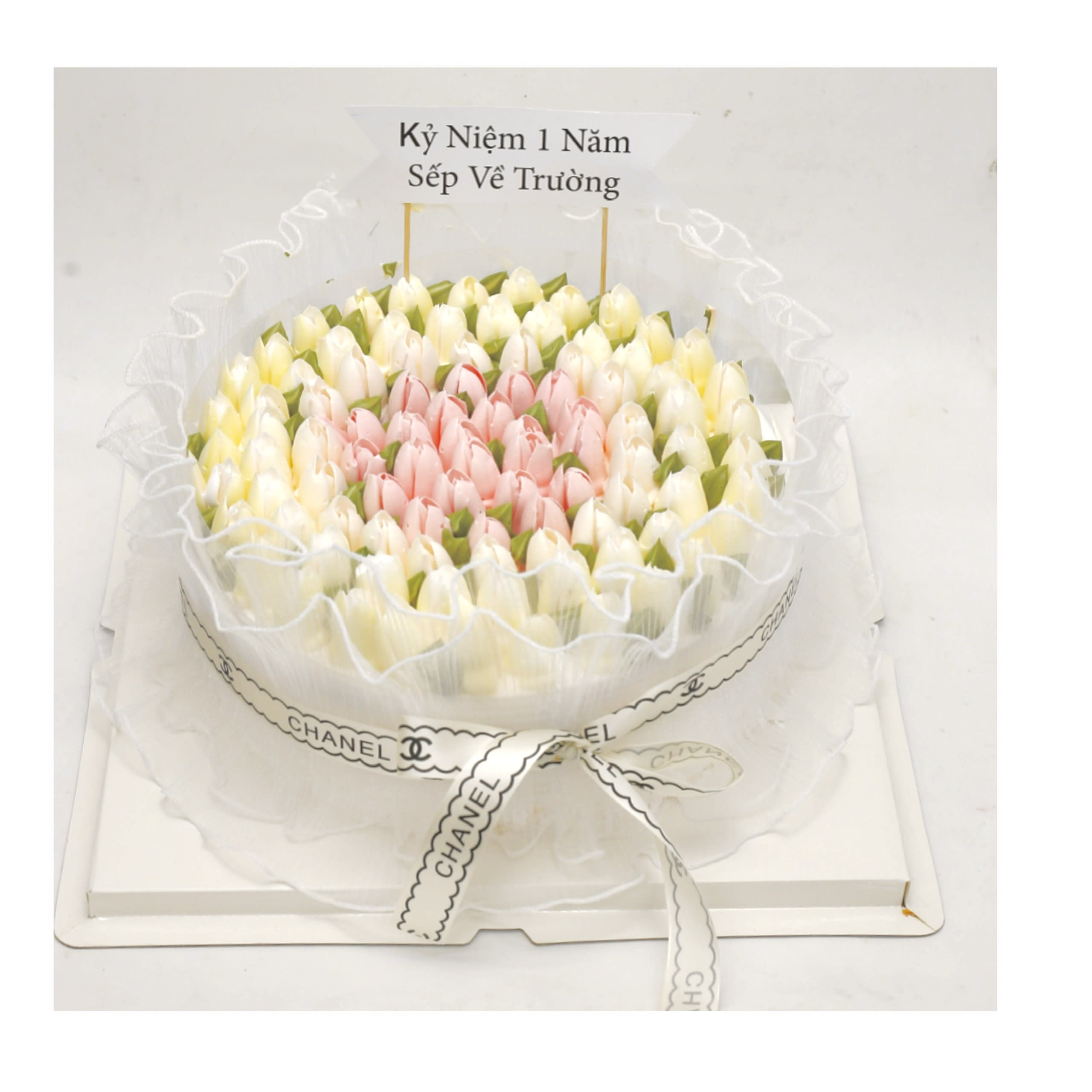 Bánh kem hoa tulip phủ ren trắng