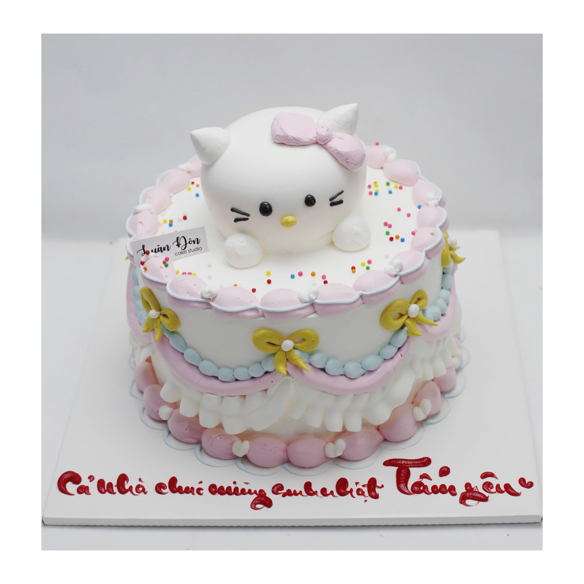 Bánh kem Hello Kitty hồng dễ thương cho bé gái