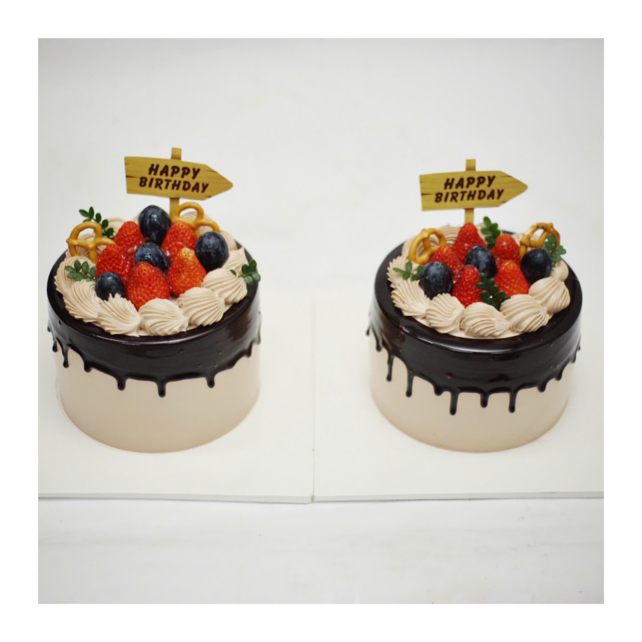 Bánh kem chocolate chảy phủ dâu tây việt quất