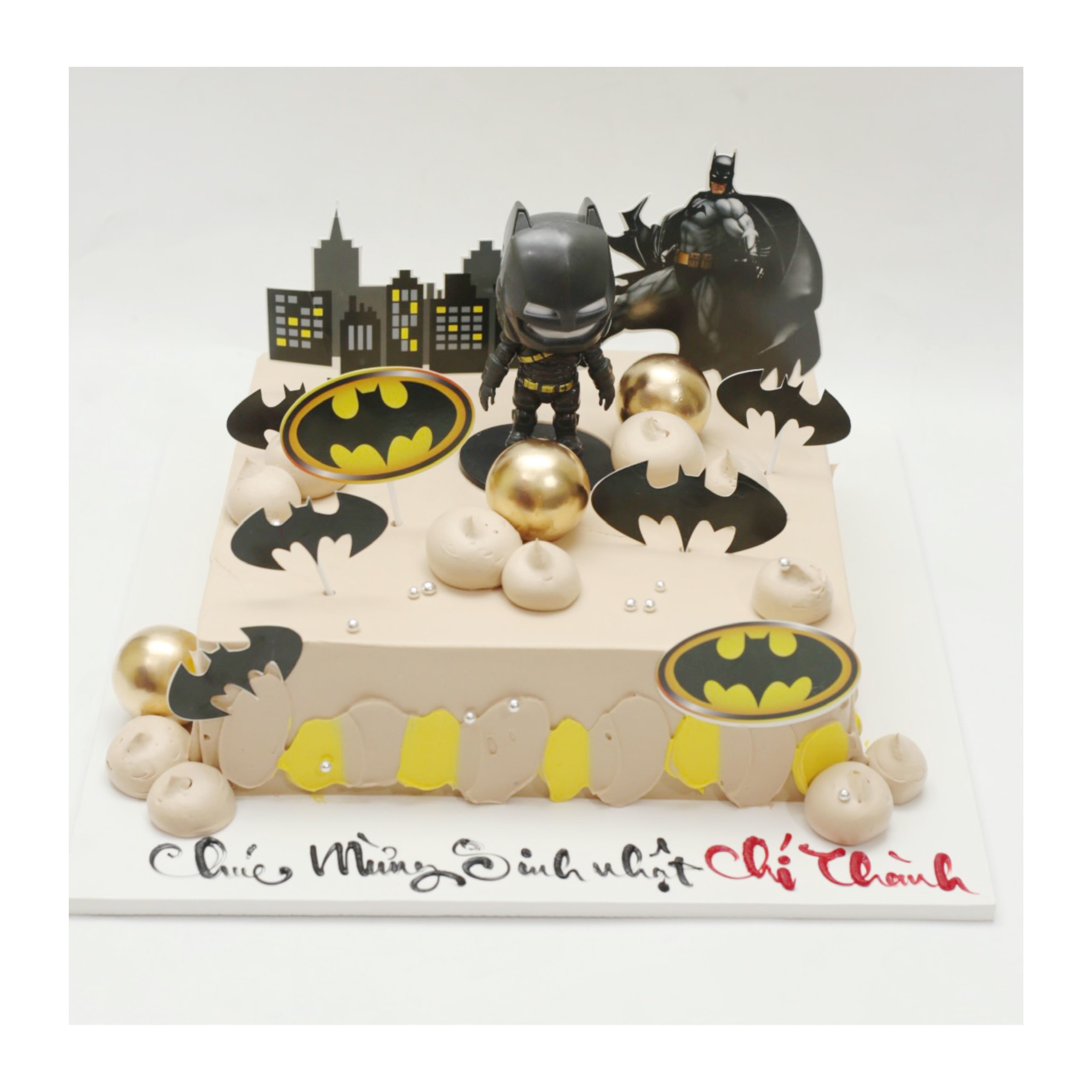 Bánh kem Batman thành phố đen vàng